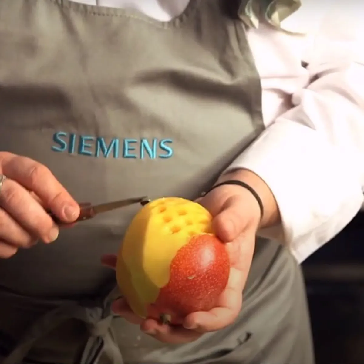Qualcuno che sbuccia un mango