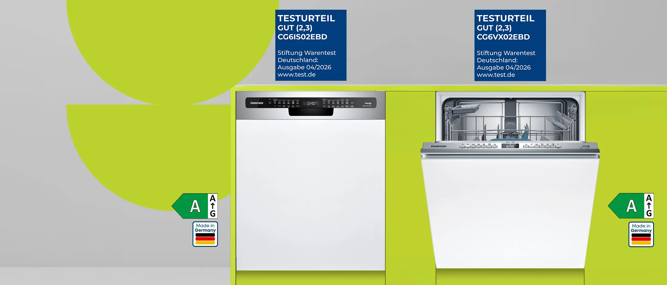 Zwei weiße Geschirrspüler, einer offen. Beide mit Stiftung Warentest-Siegel 'GUT (2,3)' und Energieeffizienzklasse A.