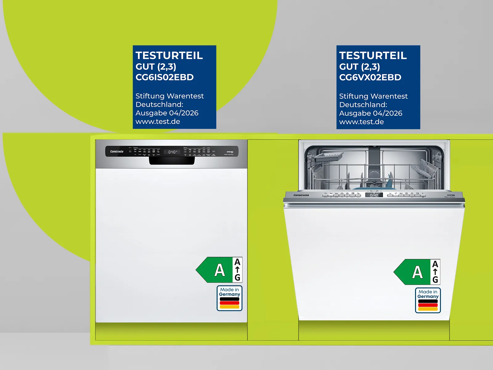 Zwei weiße Geschirrspüler, einer offen. Beide mit Stiftung Warentest-Siegel 'GUT (2,3)' und Energieeffizienzklasse A.