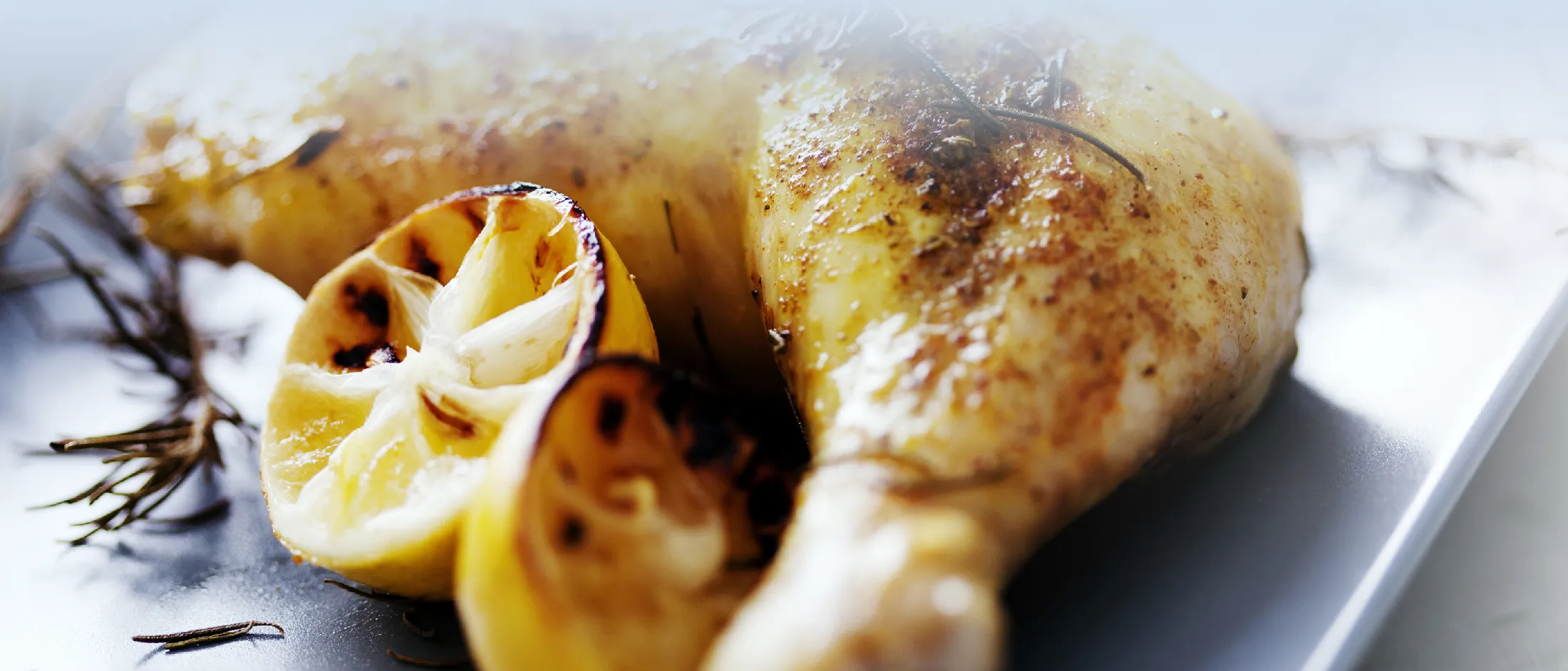 Zitronen Thymian Hähnchen serviert auf einer schwarzen Platte.