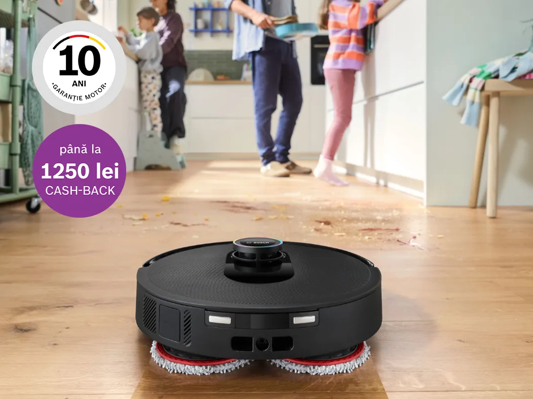 Aspirator robot Bosch Spotless aspiră și șterge podeaua  murdară a unei bucătării, în fundal o familie pregatește masa, peste imagine pictograme cash-back si 10 ani garantie motor