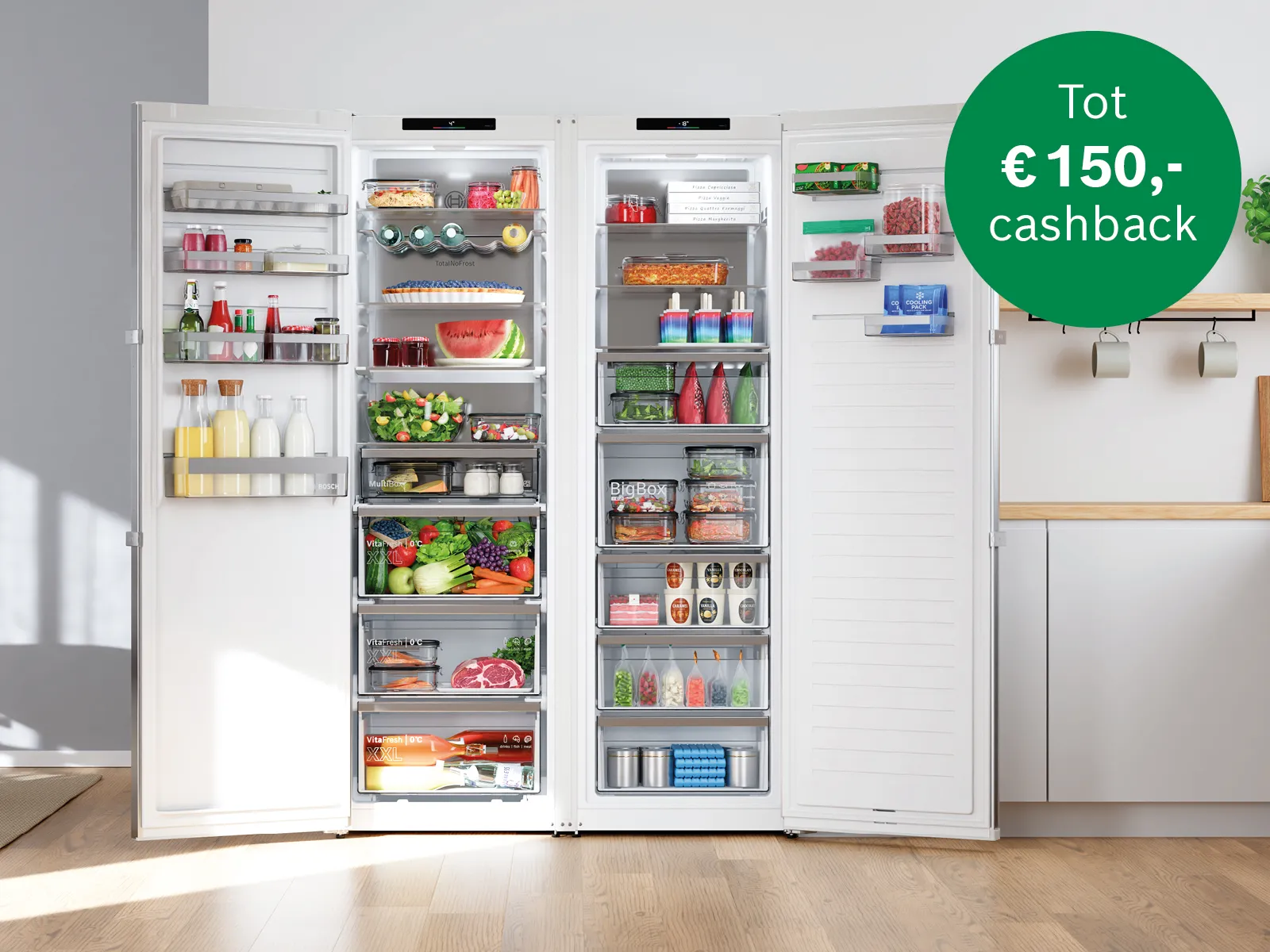 Twee open Bosch koelkasten gevuld met verse producten en diepvriesproducten, met een cashback-badge van tot €150,-.