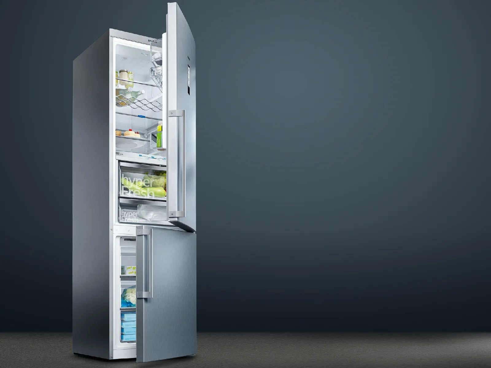 Frigorifero in acciaio inox con porte aperte, che visualizza vari elementi alimentari all'interno.