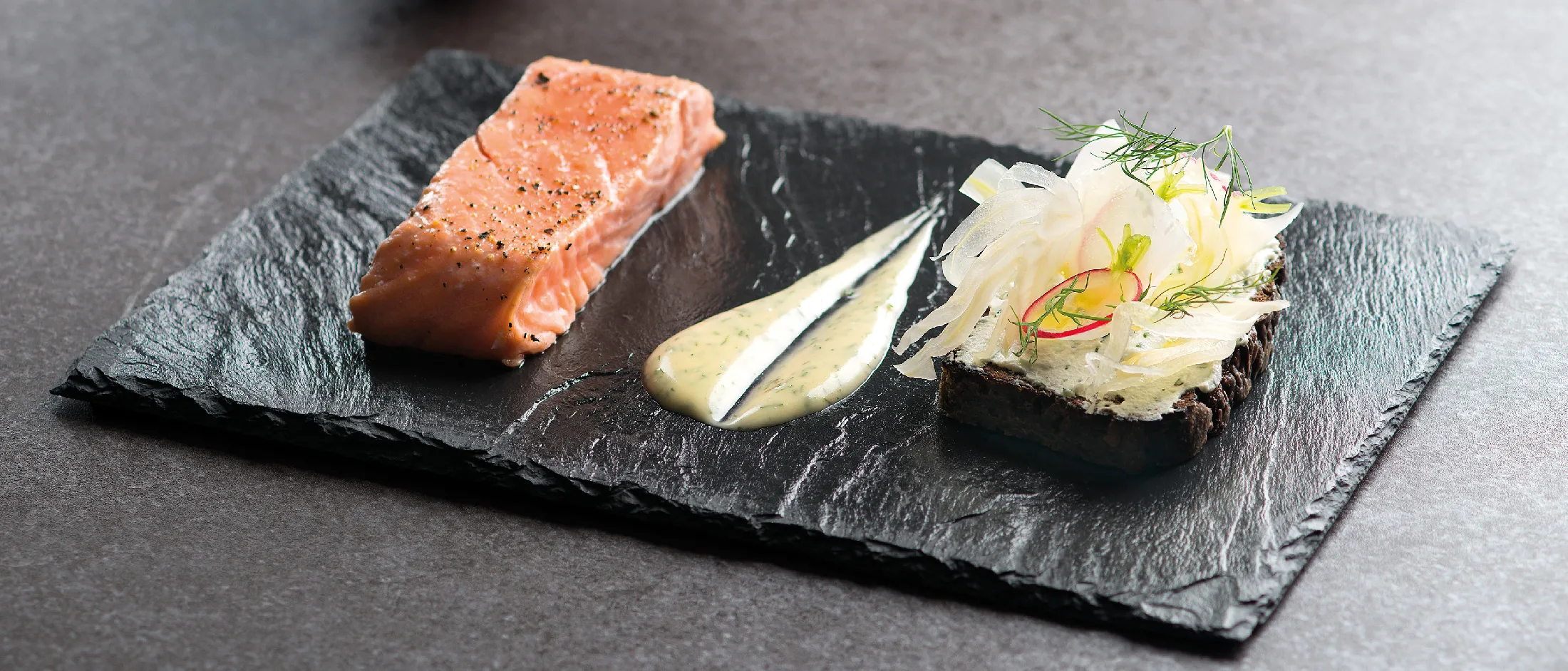 Salmone affumicato con pane danese, crema di formaggio e aneto