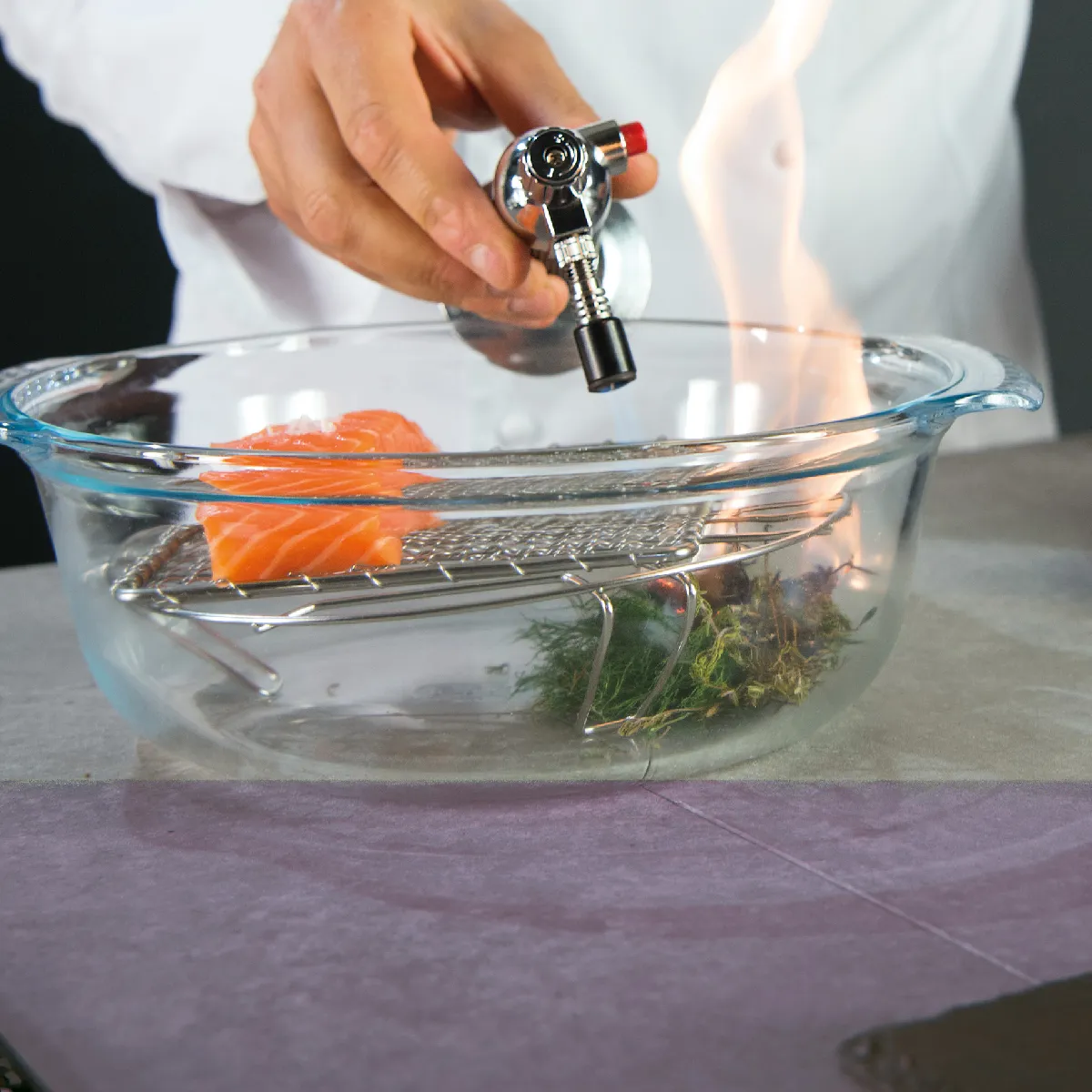 Salmone affumicato con pane danese, crema di formaggio e aneto