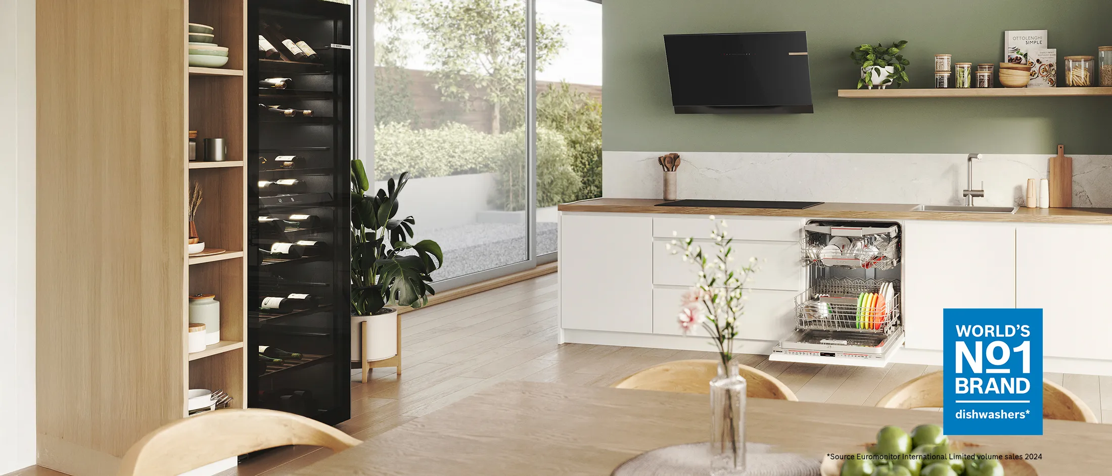 Mașină de spălat vase Bosch încorporată, integrată perfect într-un design de bucătărie albă, oferind un aspect elegant.
