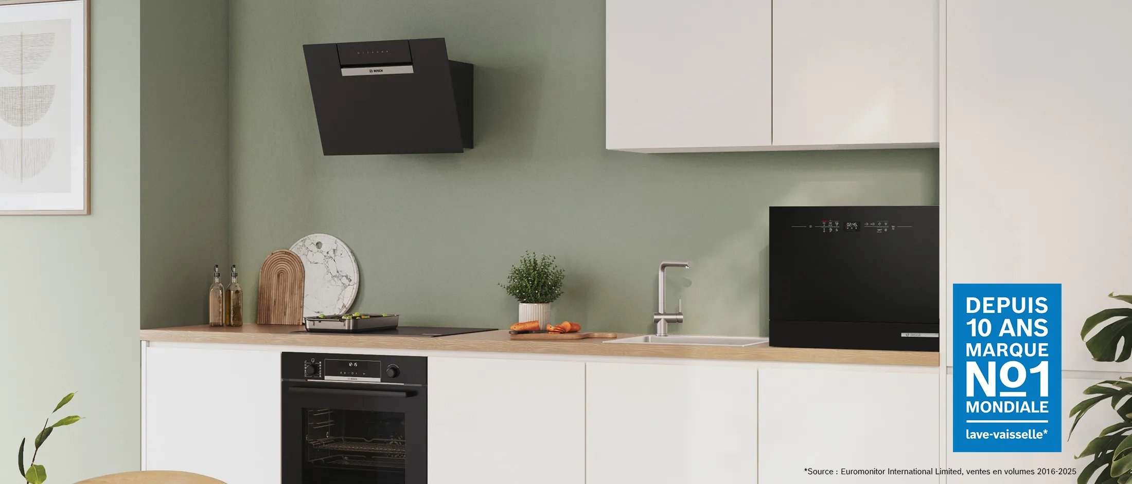 Lave-vaisselle compact dans une cuisine moderne, offrant des performances puissantes et des plats impeccablement propres dans un design gain de place.