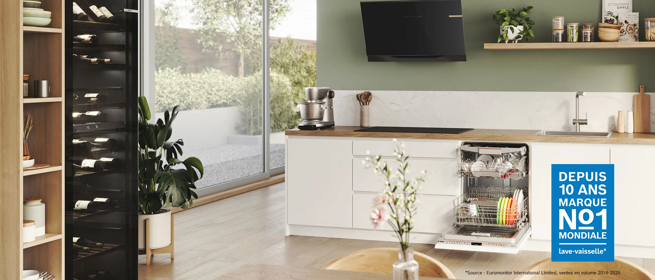Lave-vaisselle encastré Bosch intégré de manière transparente dans un design de cuisine blanche, offrant une apparence élégante.