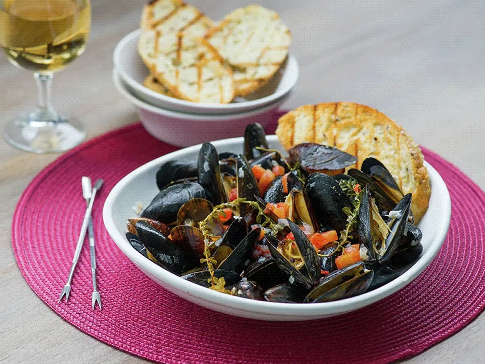 Steamed Mussels in Tomato Garlic Wine Broth