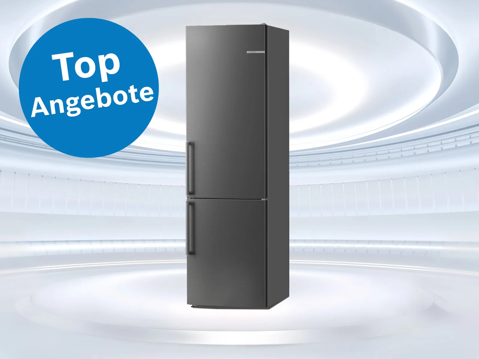 Moderner, freistehender Kühlschrank mit zwei Türen vor futuristischem, hell beleuchtetem Hintergrund mit blauem Kreis und weißer Aufschrift 'Top Angebote'