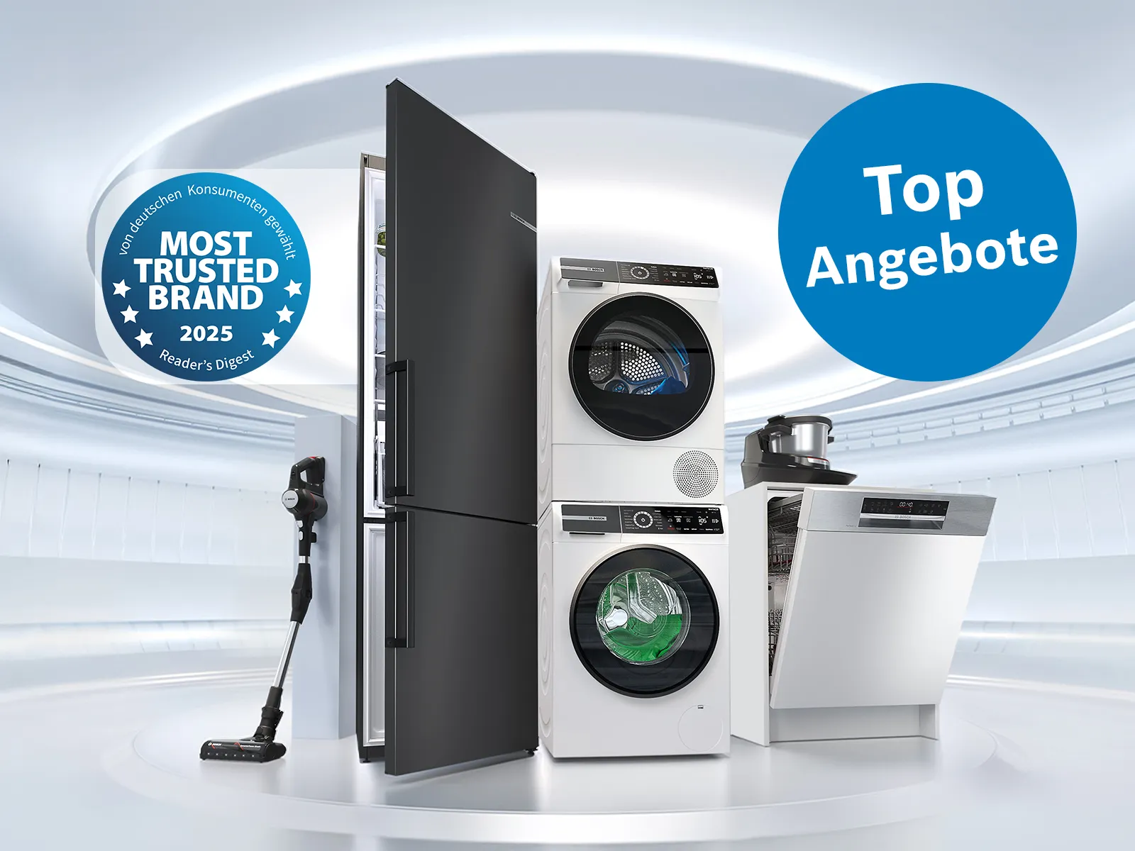 Mehrere Bosch Haushaltsgeräte wie Kühlschrank, Waschmaschine, Trockner, Geschirrspüler, Staubsauger und Cookit stehen vor einem hellen, geschwungenen Hintergrund mit den blauen Kreisen 'MOST TRUSTED BRAND 2025' und 'Top Angebote'