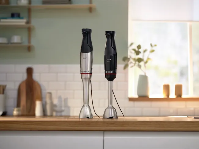 Mutfak aletleri: Bosch el blender, immersion blender ve düzgün malzemelerle ahşap karşı karıştırıcı.