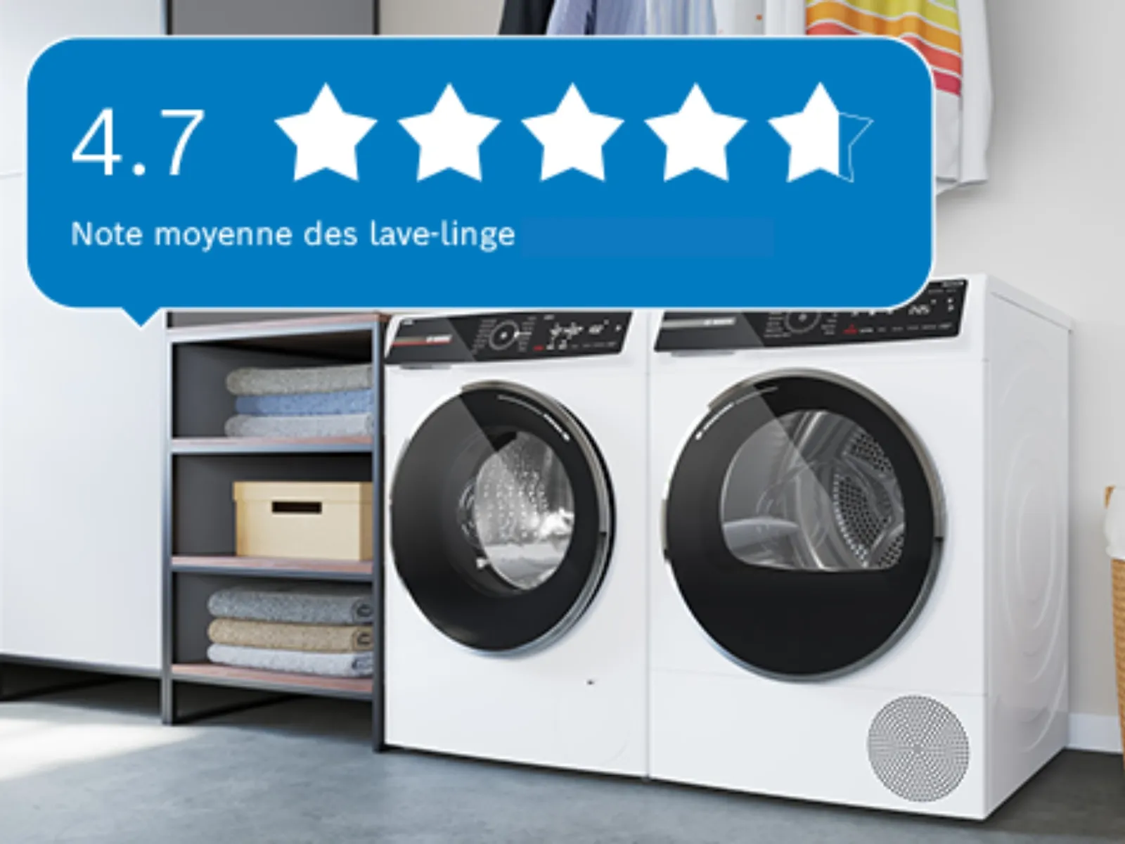 Machine à laver avec 4,7 étoiles, panier à linge et mobilier en bois dans un intérieur moderne.