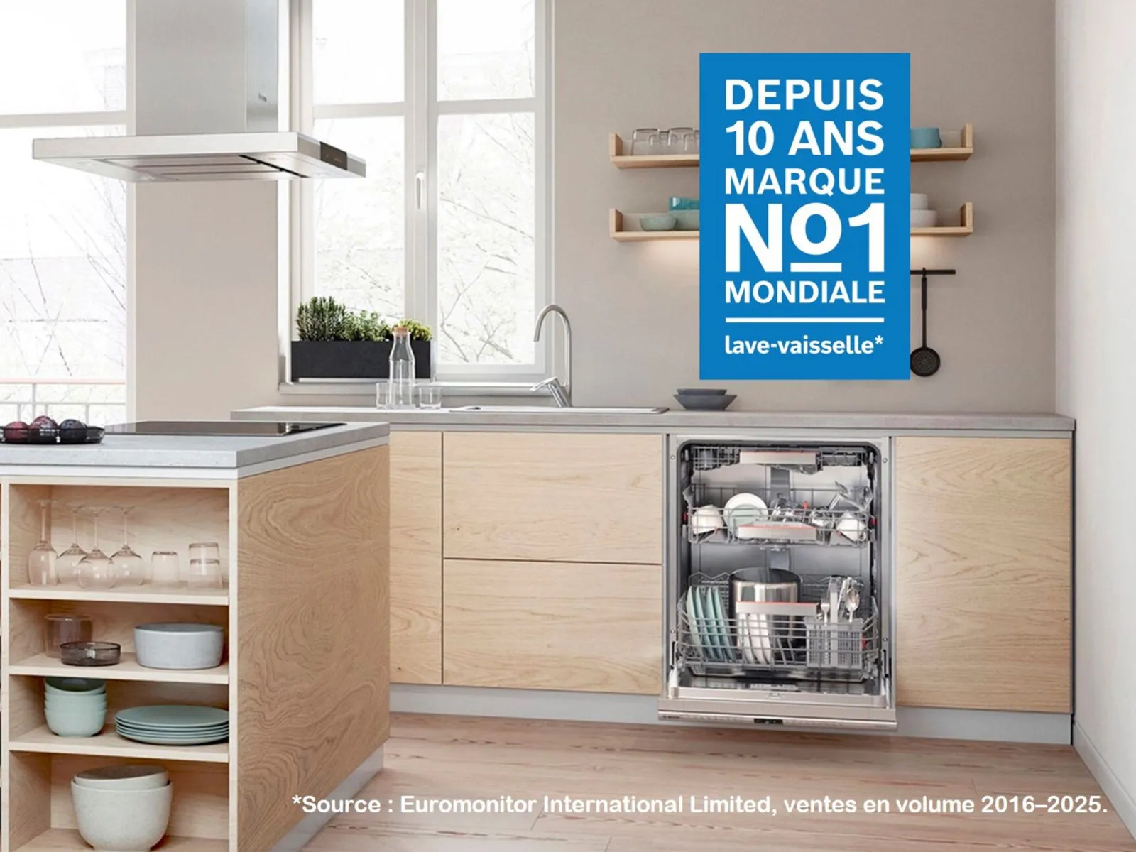 Cuisine moderne avec armoires blanches, île en bois, lave-vaisselle, et un panneau bleu faisant la publicité d'une marque.