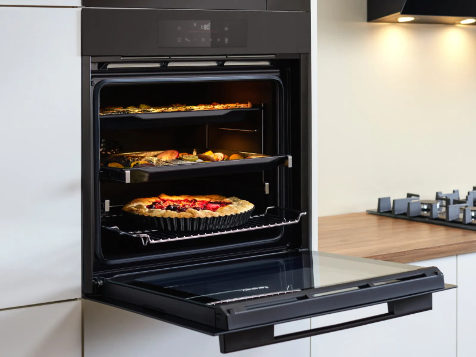 Discover the new 76L capacity oven.