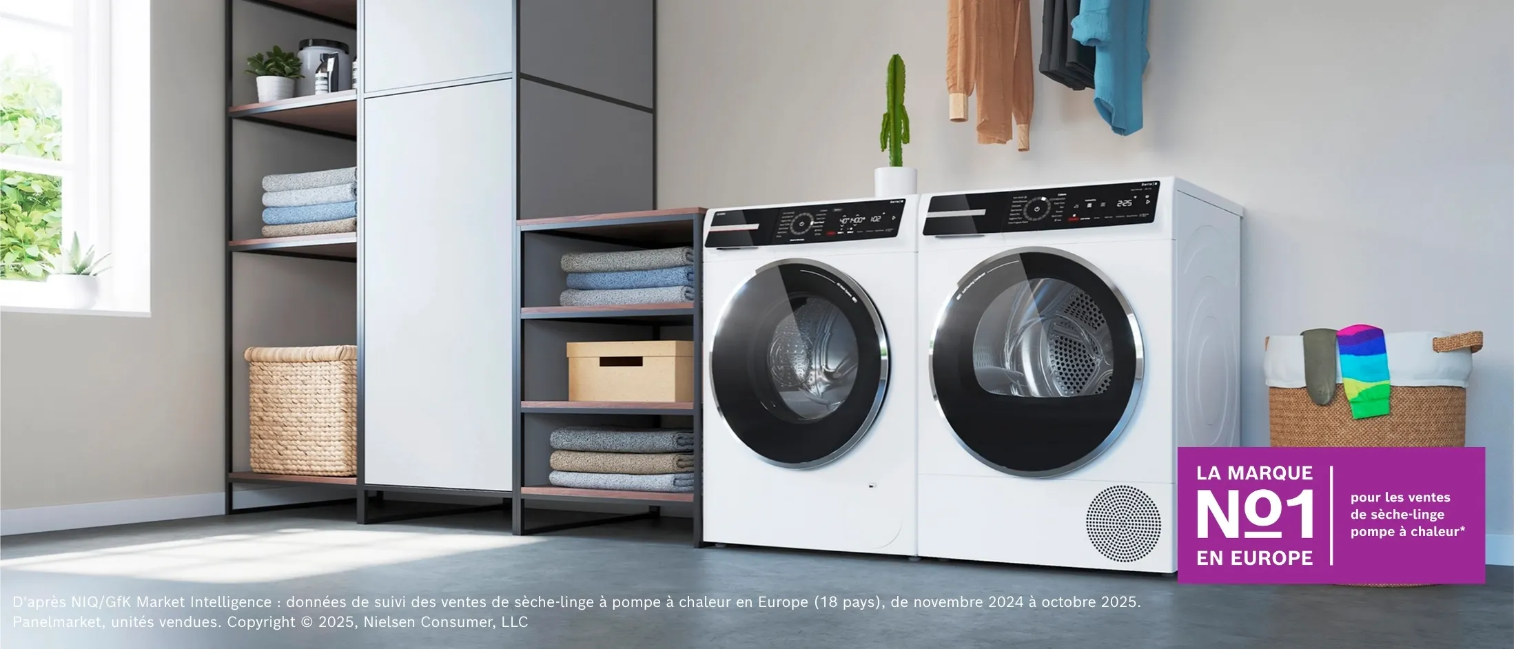 Lave-linge et sèche-linge Bosch dans une salle de lavage blanche.