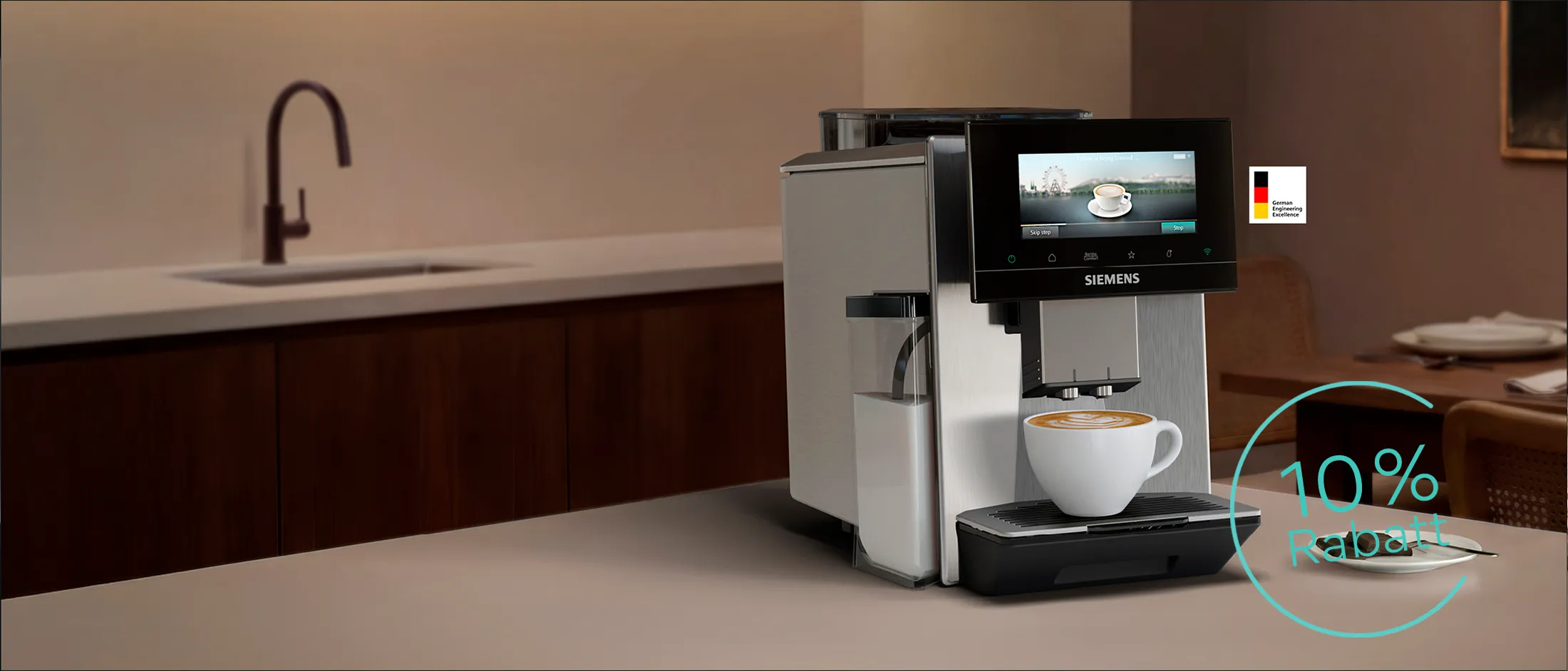 Siemens Kaffeemaschine mit Touchscreen und fertig zubereitetem Cappuccino in einer weißen Tasse: warme, sanft beleuchtete Küche im Hintergrund mit dunklen Schränken, einer kleinen Pflanze und einem gedeckten Esstisch mit Wein und Kerzenlicht.