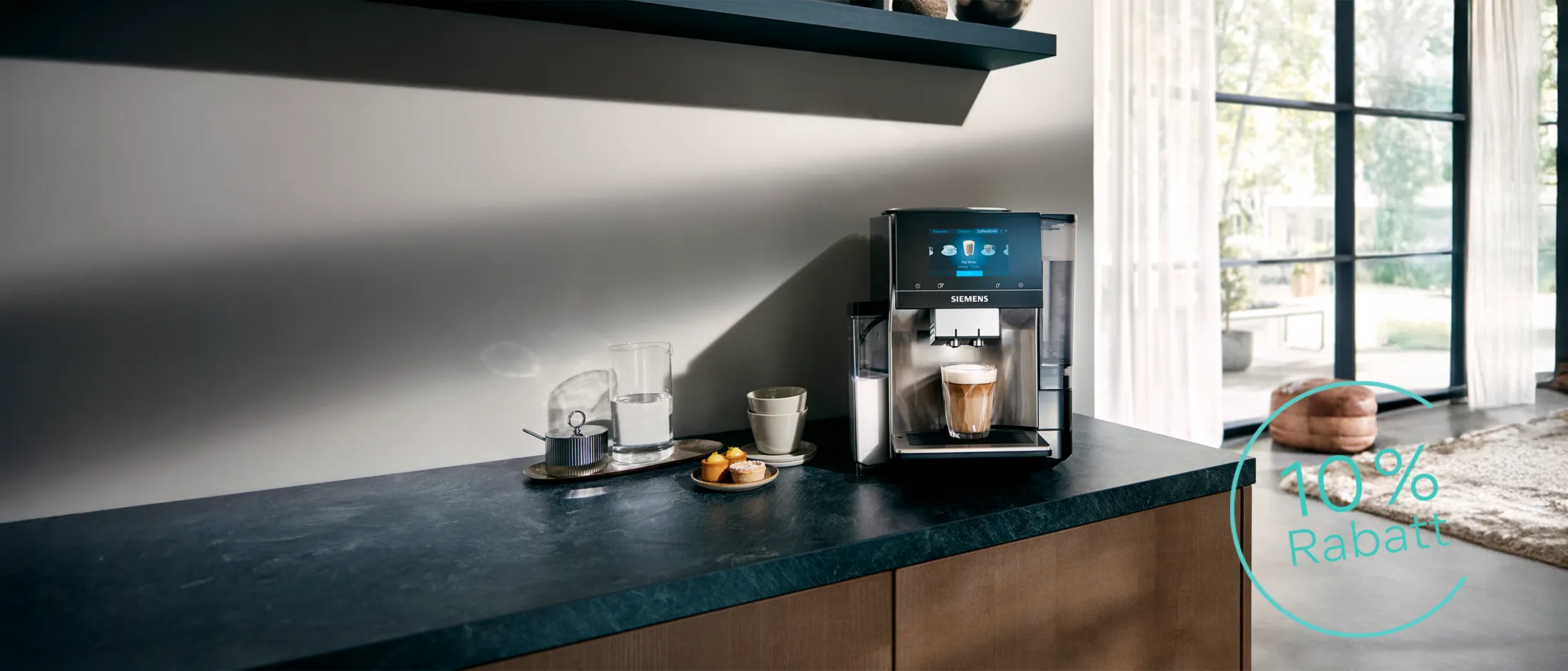 Eine eleganter Siemens Kaffeevollautomat auf der Küchenarbeitsplatte bereitet einen Latte Macchiato zu.