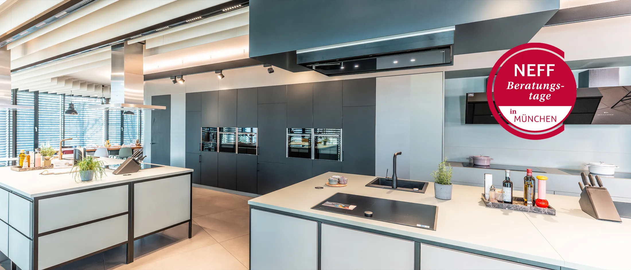 Moderner NEFF Showroom in München mit Kücheninsel, Einbaugeräten und großzügigem Ausstellungsraum.