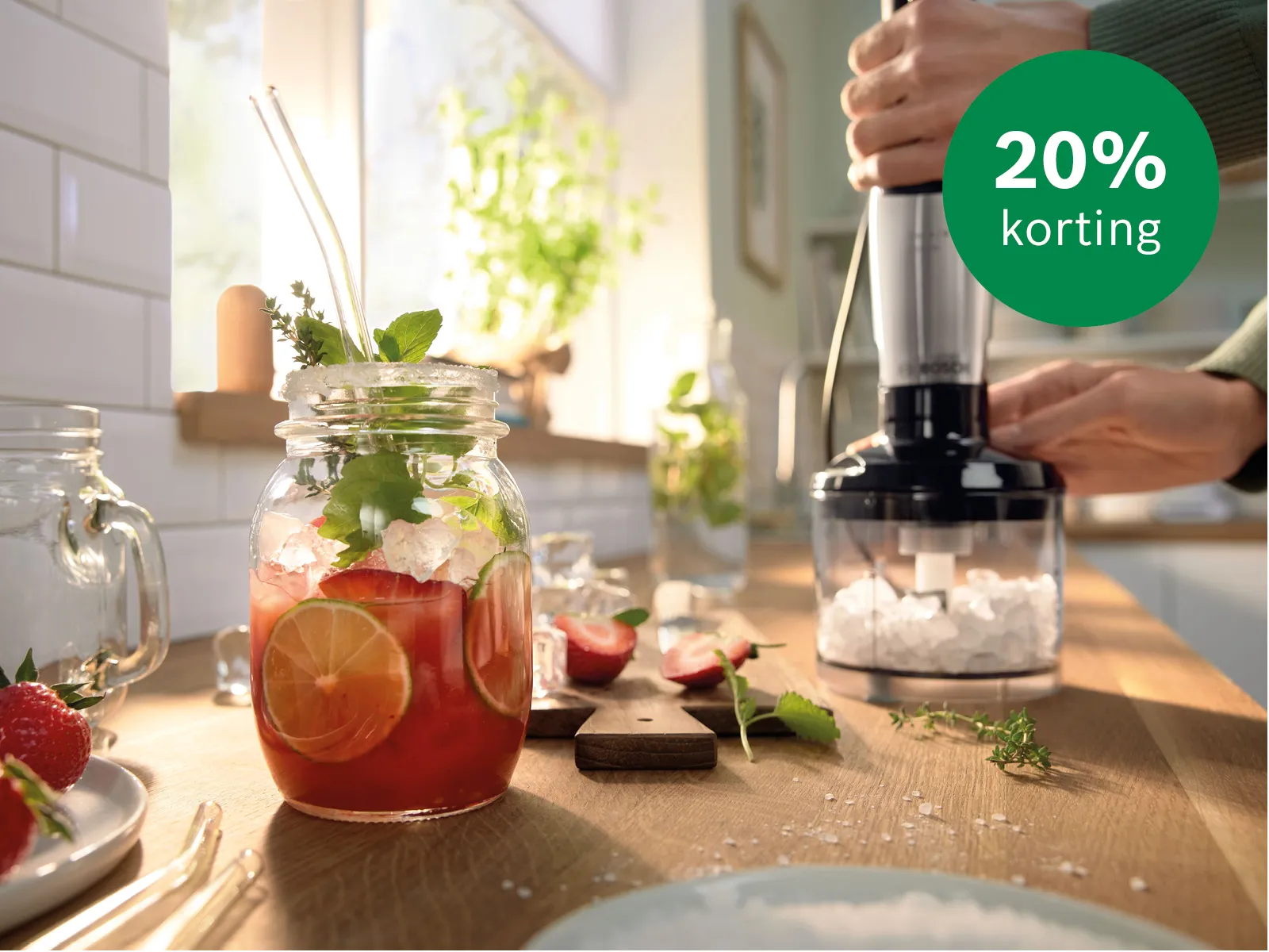 Keukenmachine met sapje van limoen, munt en aardbeien. 