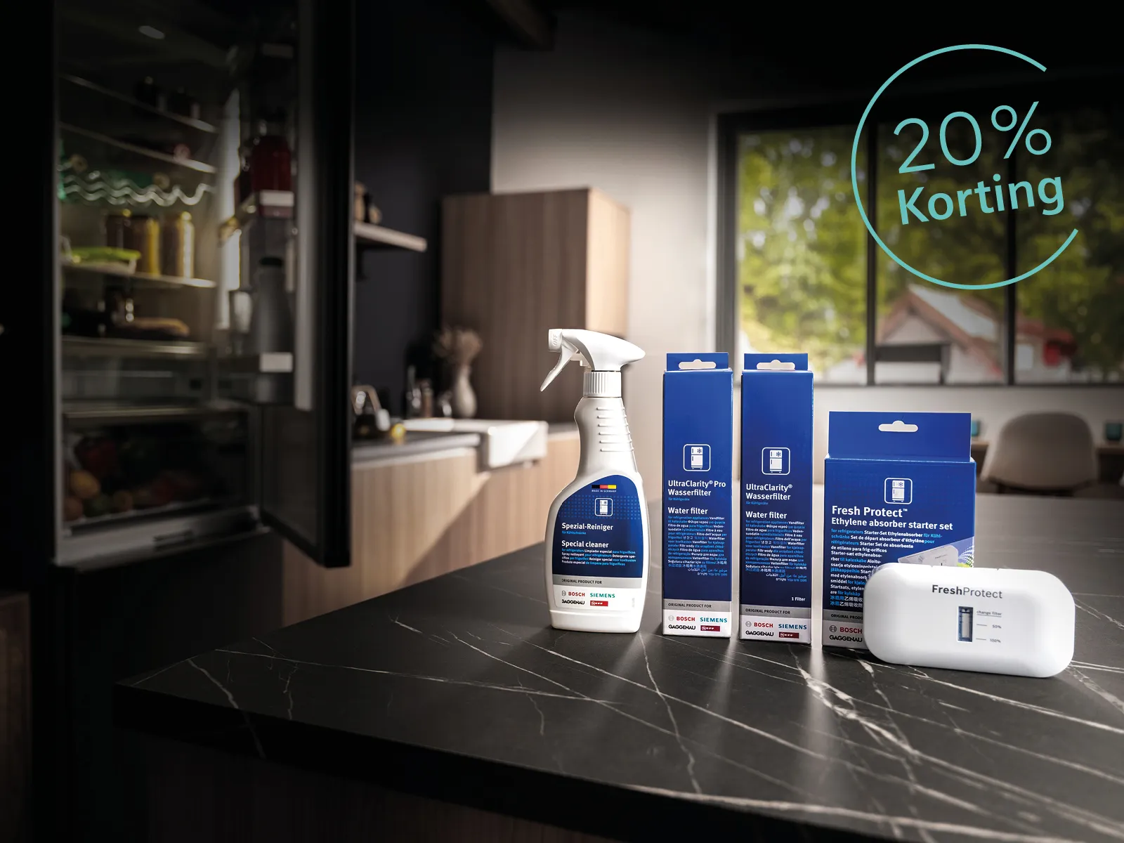 Keukenblad met daarop reinigingsmiddelen voor koelkasten. Koelkast deur staat open