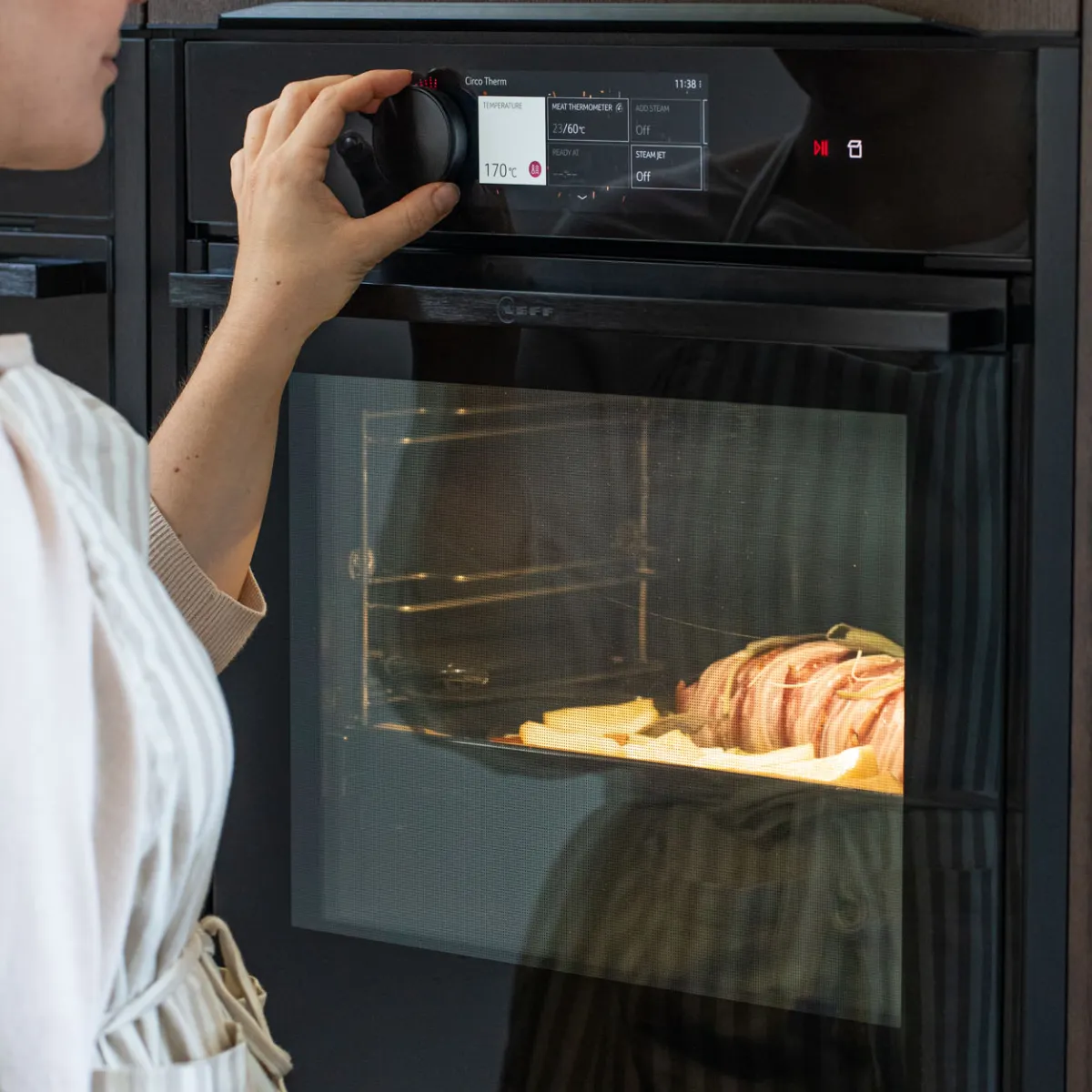 Zubereitung von Schweinefilet im NEFF-Backofen mit mittlerer Dampfunterstützung.
