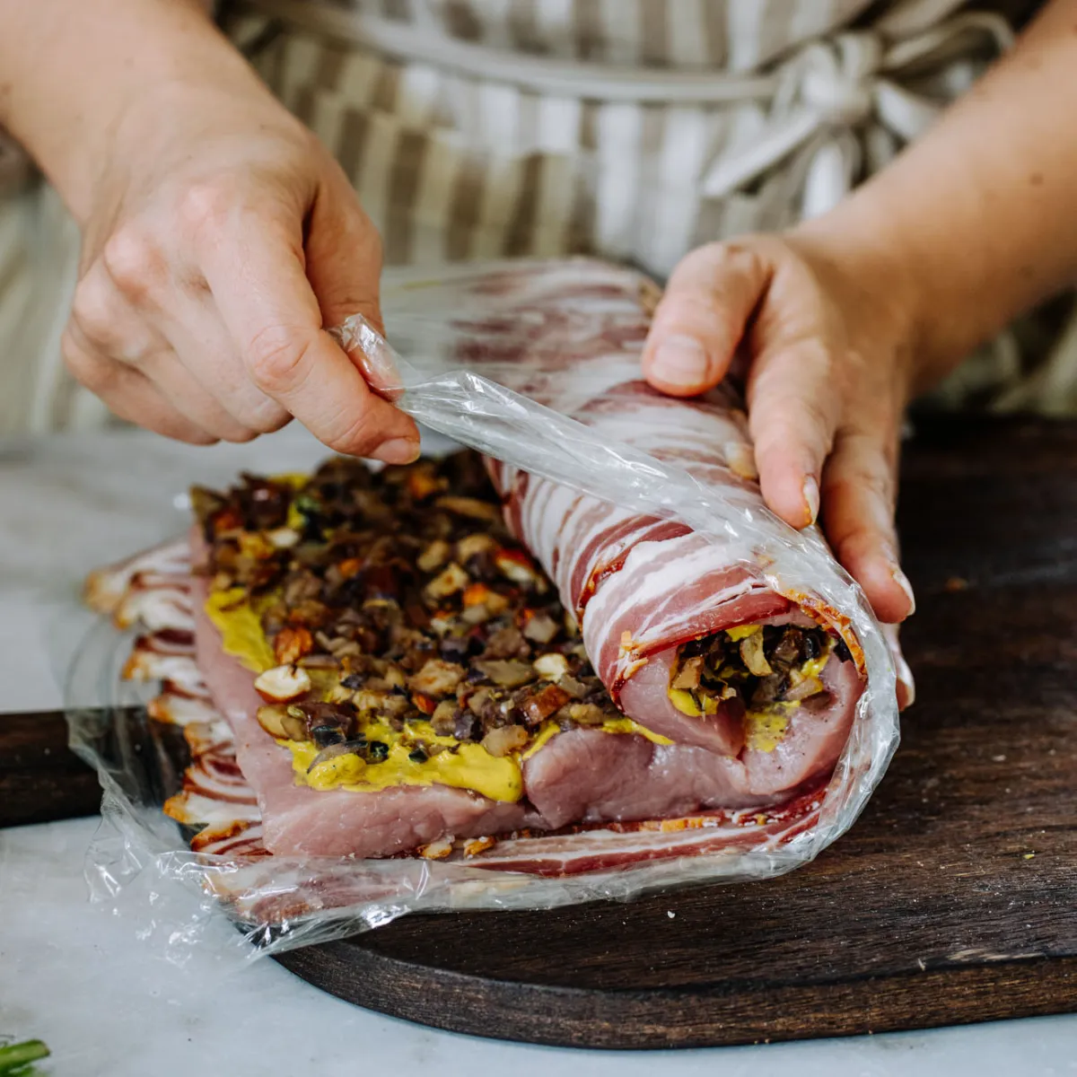 Mit Speck umwickeltes Schweinefleisch und abgekühlte Füllungen.