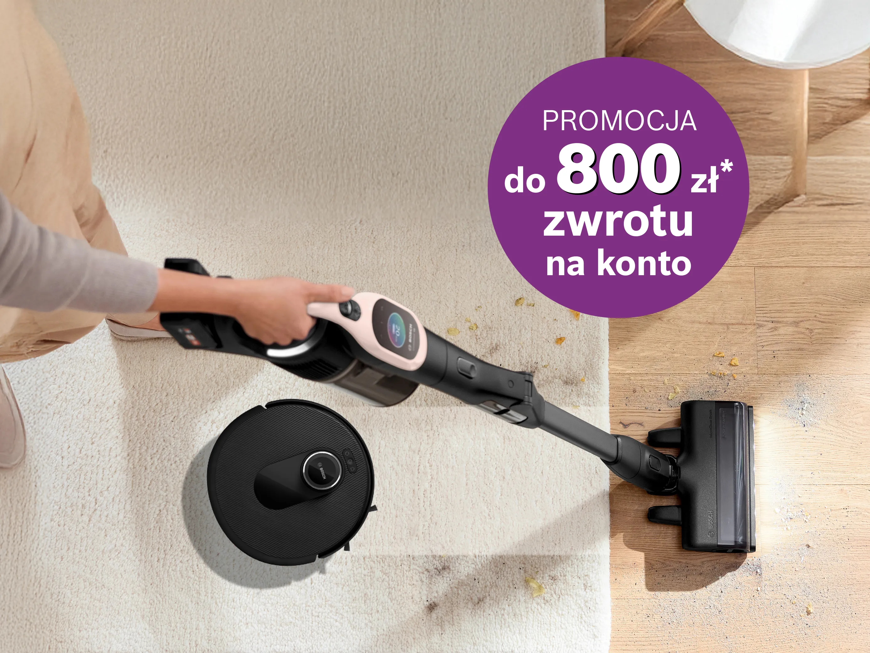 odkurzacz pionowy i robot sprzątajacy na dywanie i piktogram promocji
