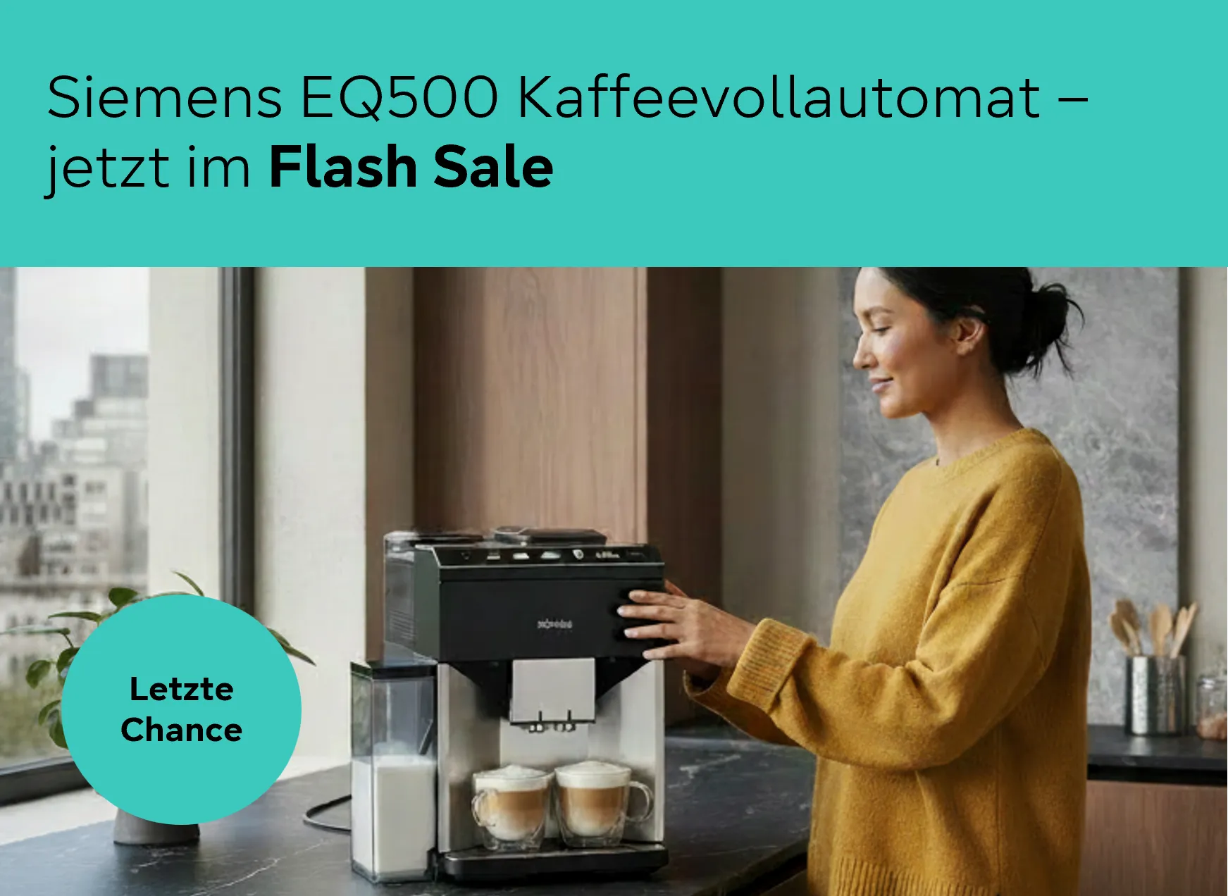 Frau steht in der Küche und bedient eine Siemens EQ500 Kaffeemaschine. 2 Cappuccino sind unter dem Kaffeeauslauf zu sehen.