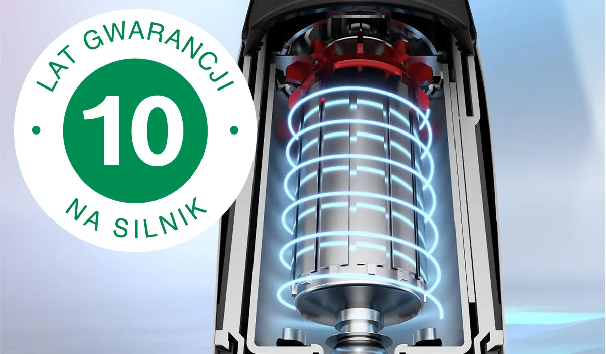 Logo 10-letniej gwarancji naniesione na zdjęcie osoby używającej blendera zanurzeniowego w garnku znajdującym się w strefie grzejnej.