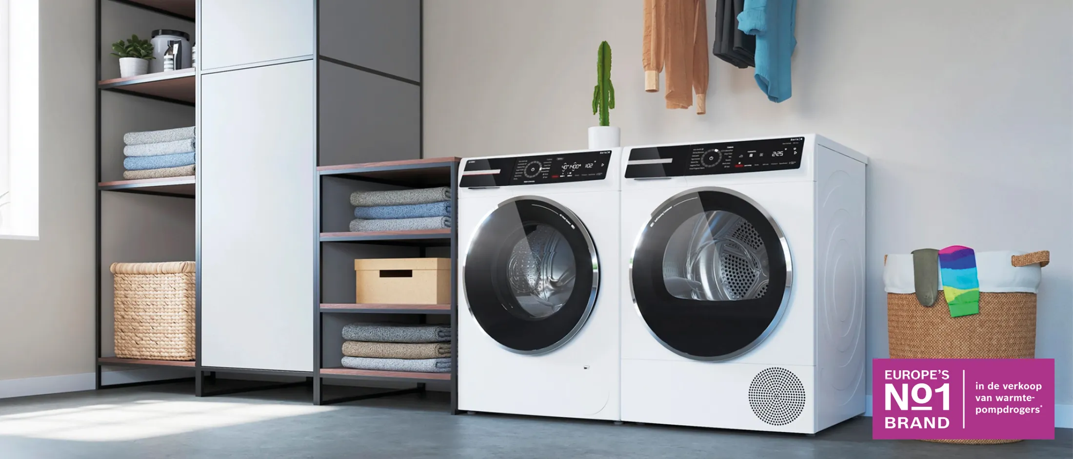 Wasmachines en droger naast elkaar in de waskamer