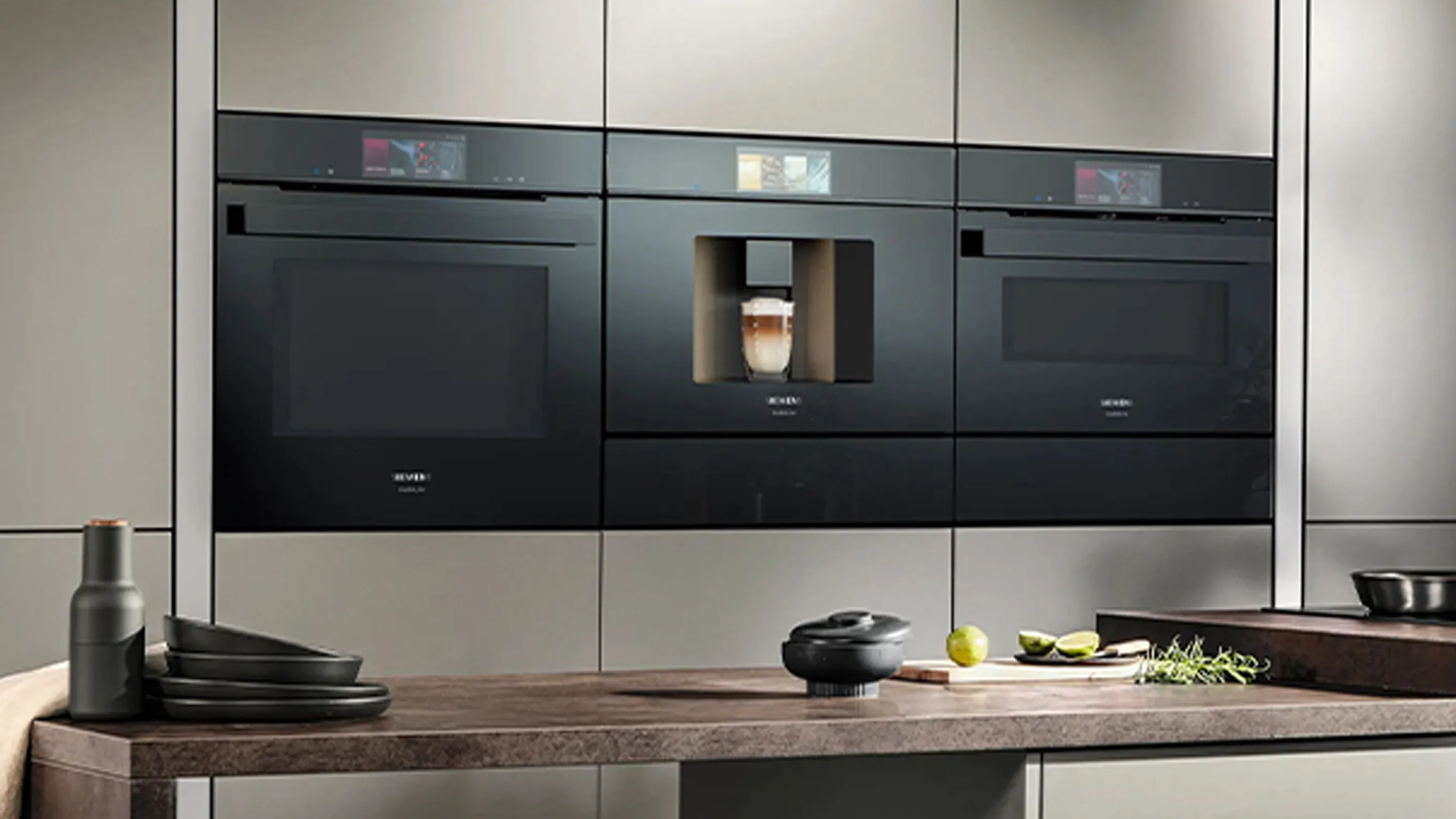 2 fours noirs et tactiles dans une cuisine