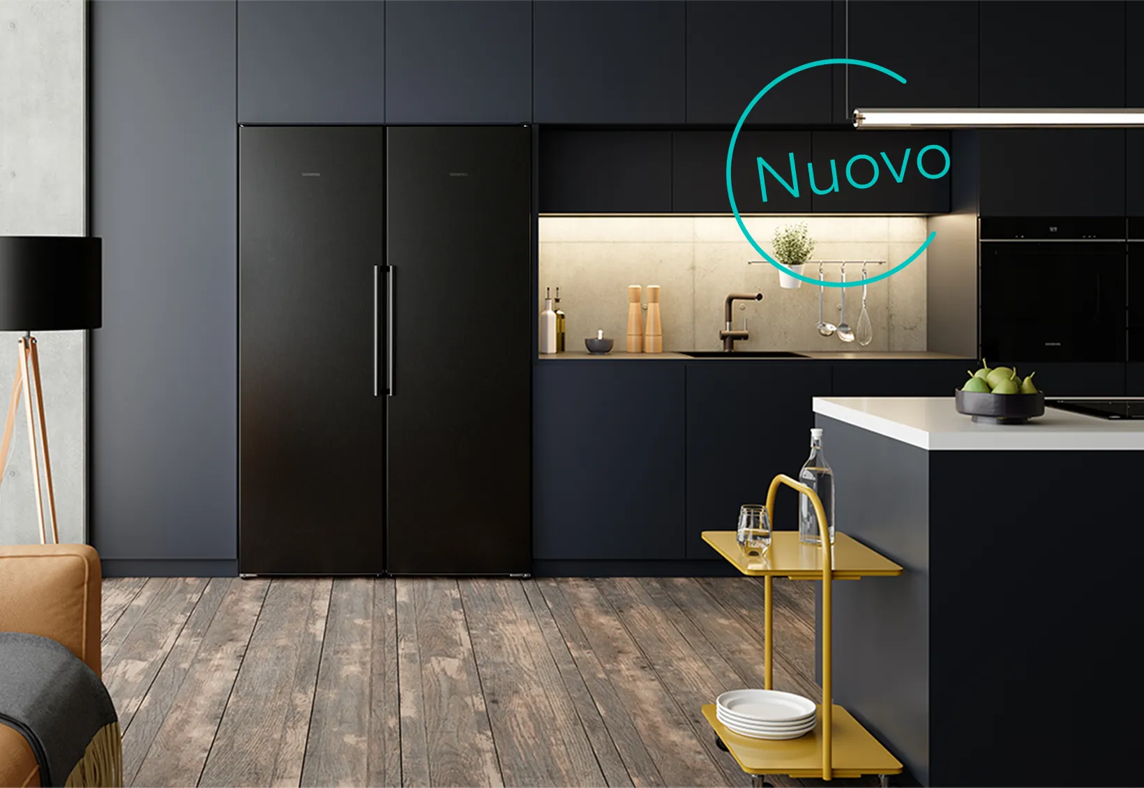 Un frigorifero side-by-side nero in una cucina moderna e scura, con pavimento in legno e un carrello di servizio giallo in primo piano.