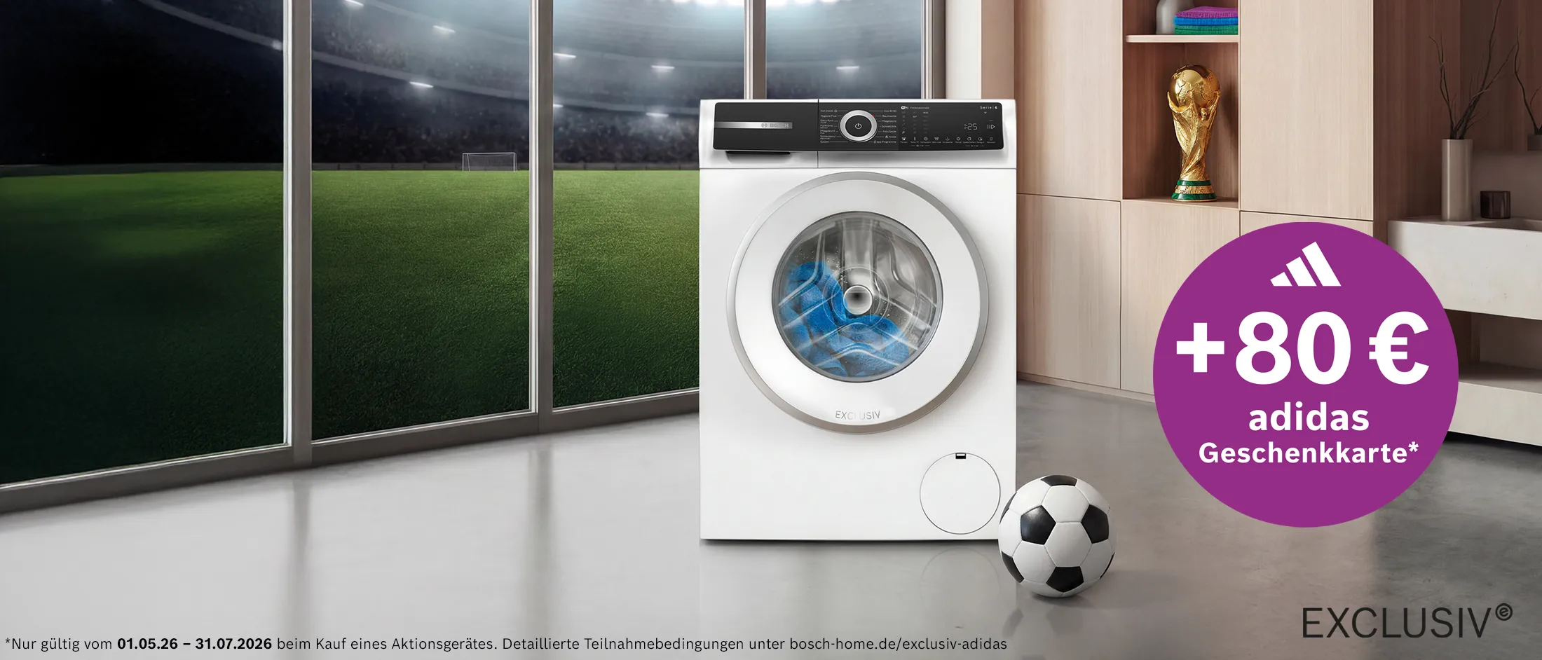 Eine Bosch Waschmaschine in einem hellen Raum, im Hintergrund befindet sich ein Fußballstadion.