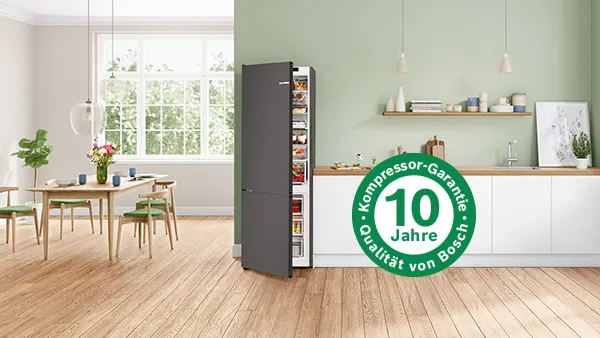 Moderne Küche mit geöffnetem Bosch-Kühlschrank, der Inhalt zeigt, und 10 Jahre Kompressorgarantie.