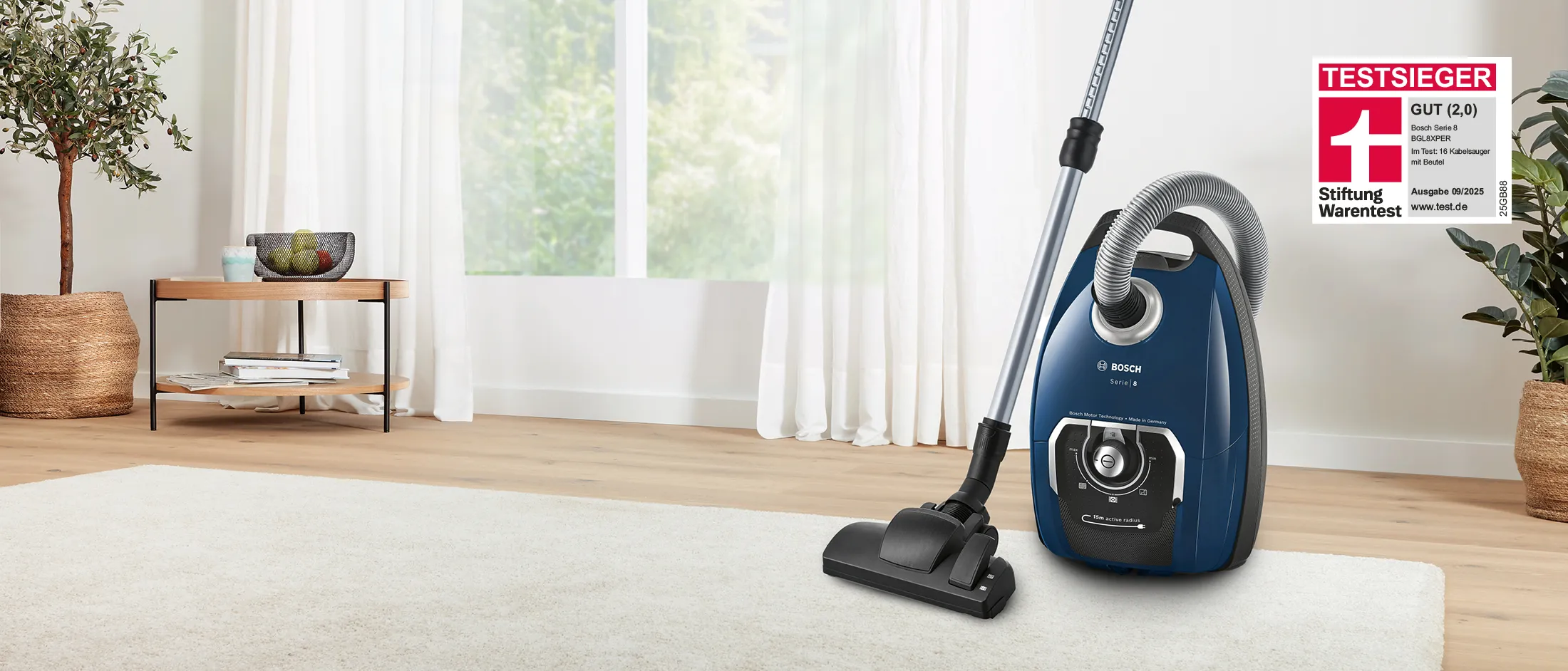 Bosch Serie 8 Staubsauger mit Beutel im Wohnzimmer mit Stiftung-Warentest-Testsieger-Siegel.