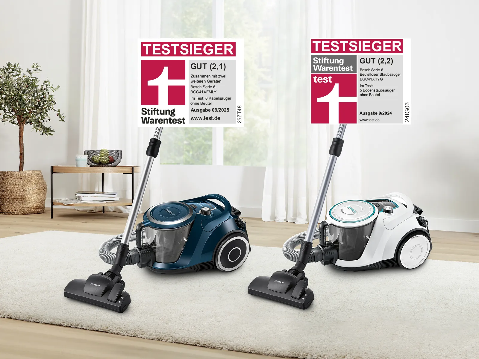 Ein blauer und ein weißer beutelloser Staubsauger der Serie 6 von Bosch stehen auf einem weißen Teppich und wurden beide von der Stiftung Warentest als Testsieger ausgezeichnet.
