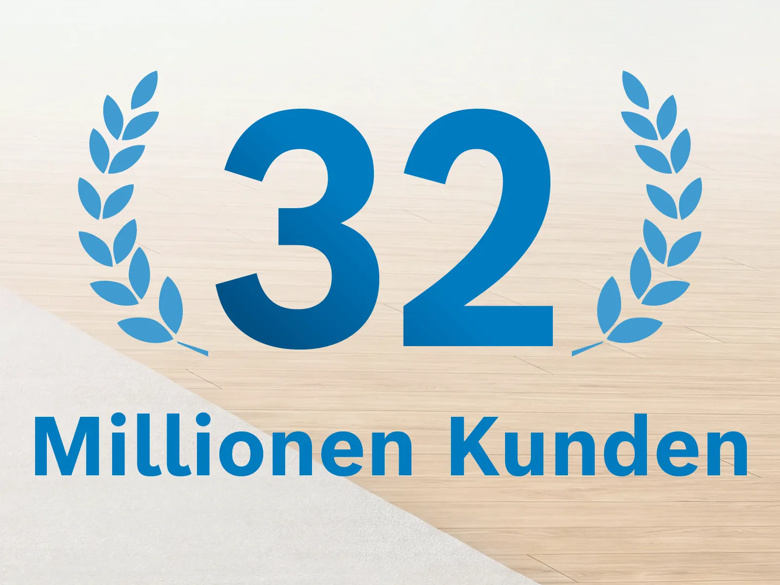 Ein Jubiläumskranz mit der Schrift „32 Millionen Kunden“ auf hellem Hintergrund.