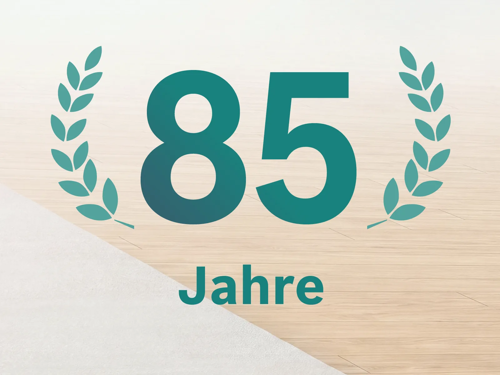 Ein Jubiläumskranz mit der Schrift 85 Jahre auf hellem Hintergrund. 85 Jahre stehen für deutsche Staubsauger-Ingenieurkunst.