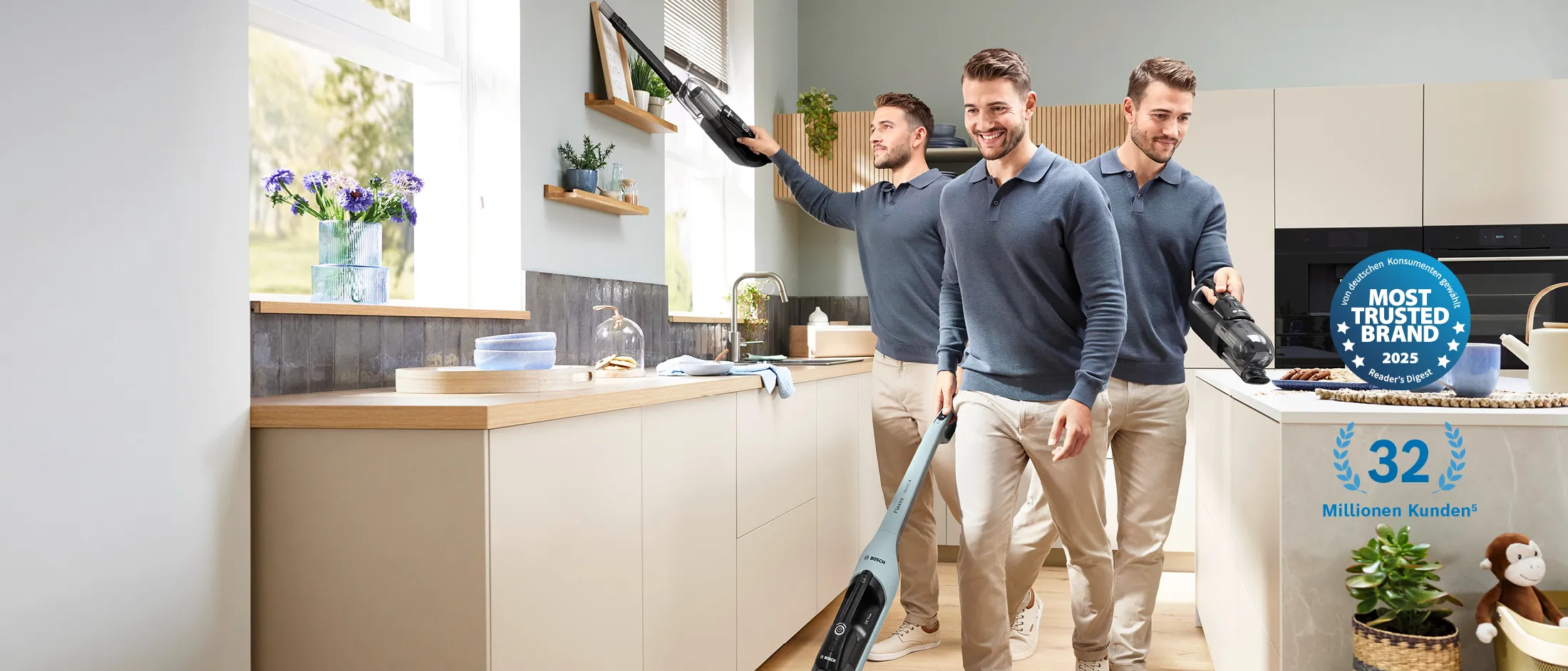 Ein Mann nutzt den Bosch Flexxo Serie 4 vielseitig – vom Boden über die Arbeitsplatte bis zur Decke.