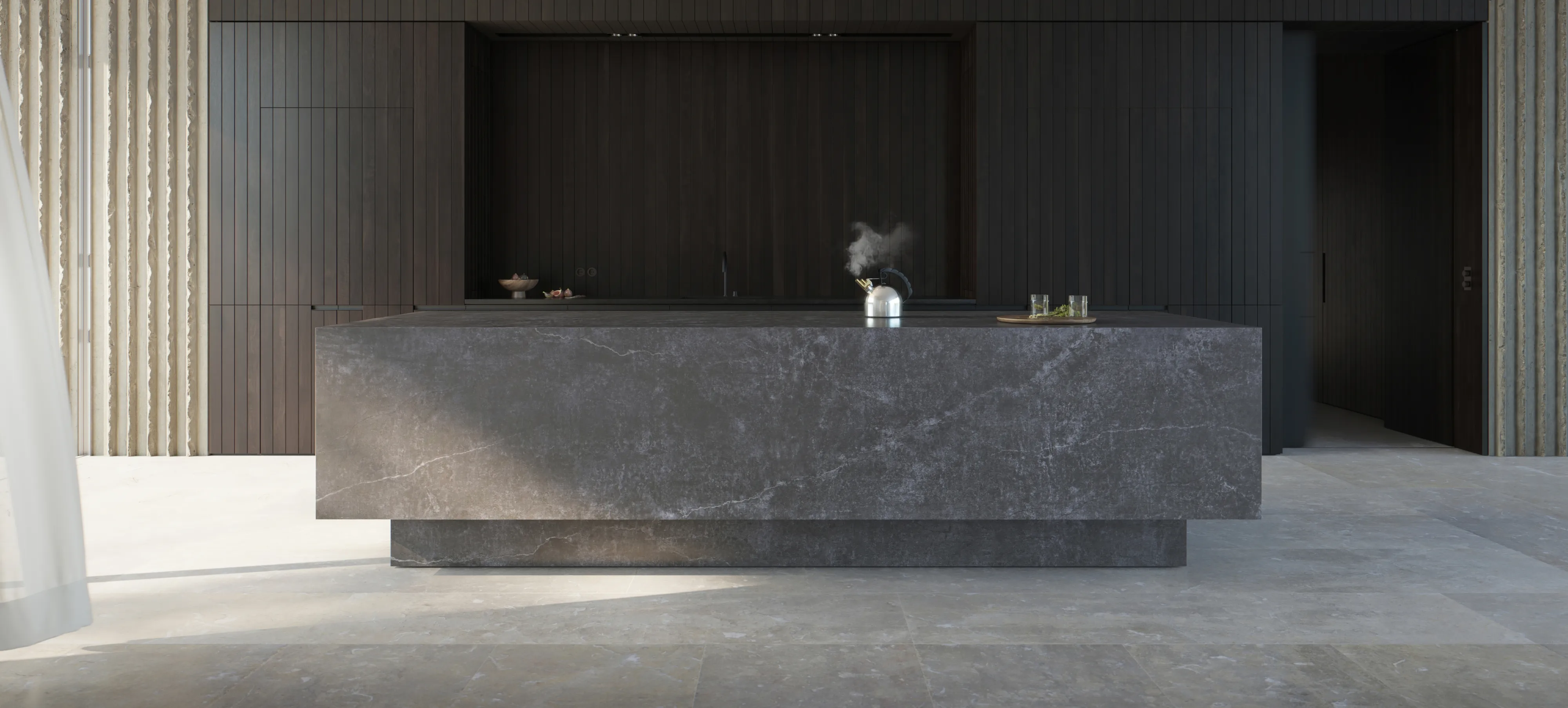 In una cucina di lusso, un bollitore bolle su un piano di lavoro utilizzando il piano cottura a induzione invisibile.