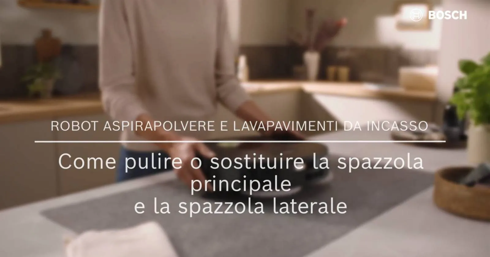 Testo didattico in italiano sulla pulizia o sostituzione delle spazzole principali e laterali di un robot aspirapolvere e lavapavimenti Bosch integrato.