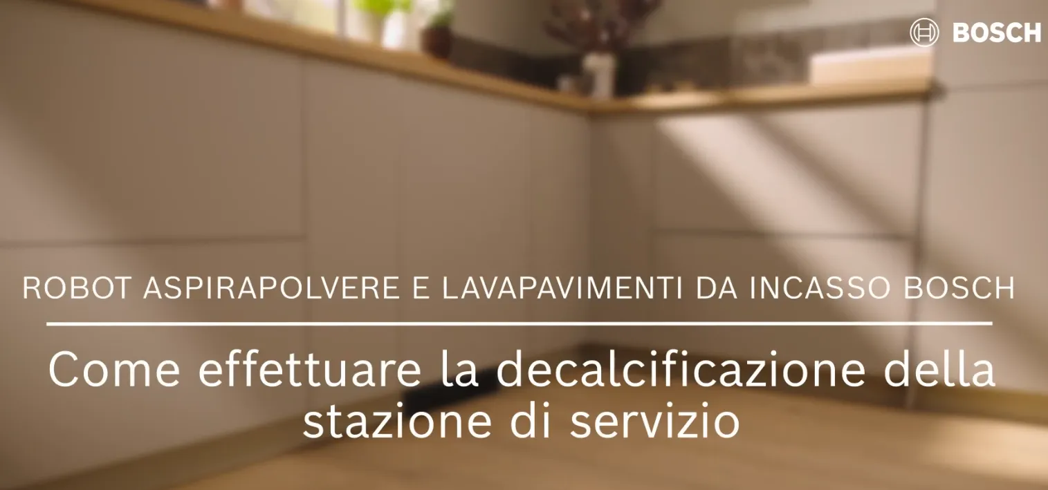 Persona che mostra come pulire i sensori e le ruote di un robot aspirapolvere e per la pulizia dei pavimenti integrato Bosch in una cucina.