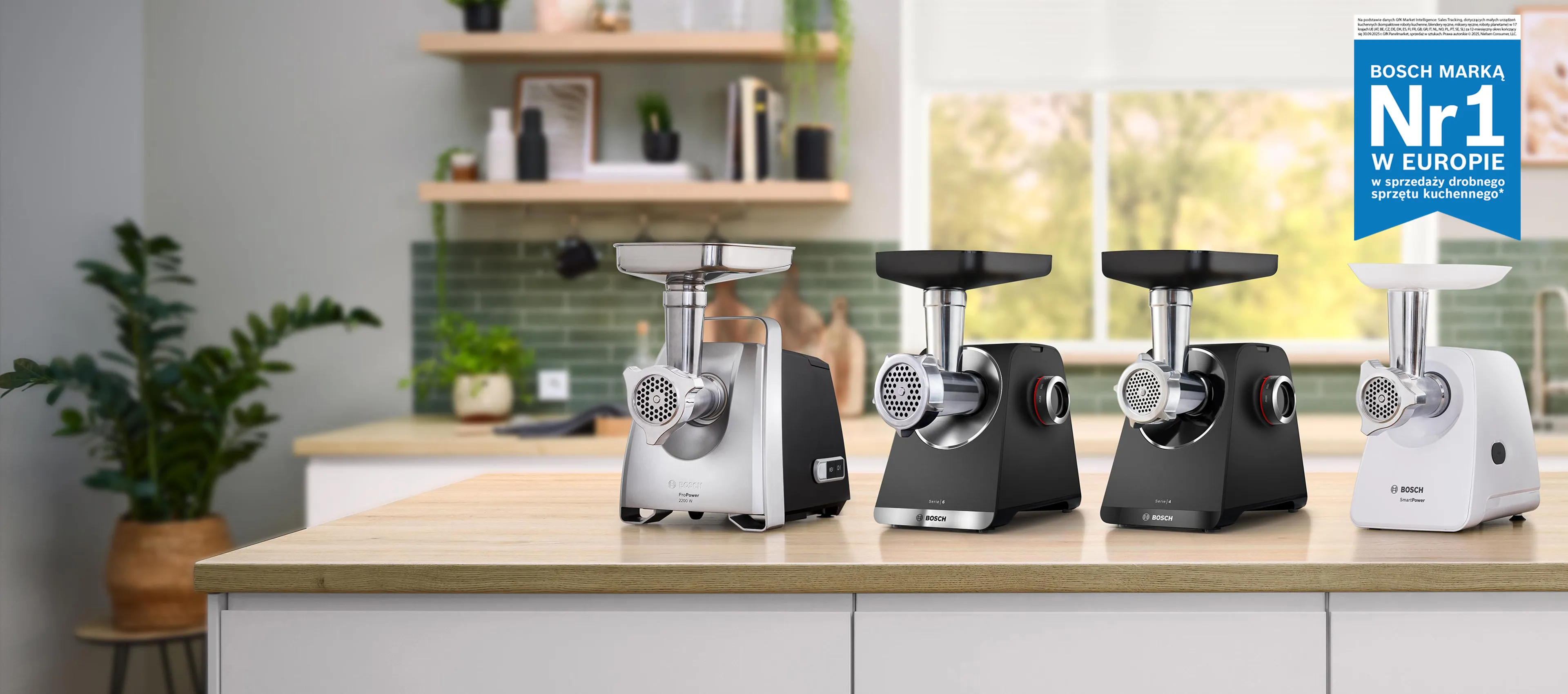 Maszynki do mielenia SmartPower, MultiPower Series 4, Series 6 i Series 8 na blacie kuchennym.