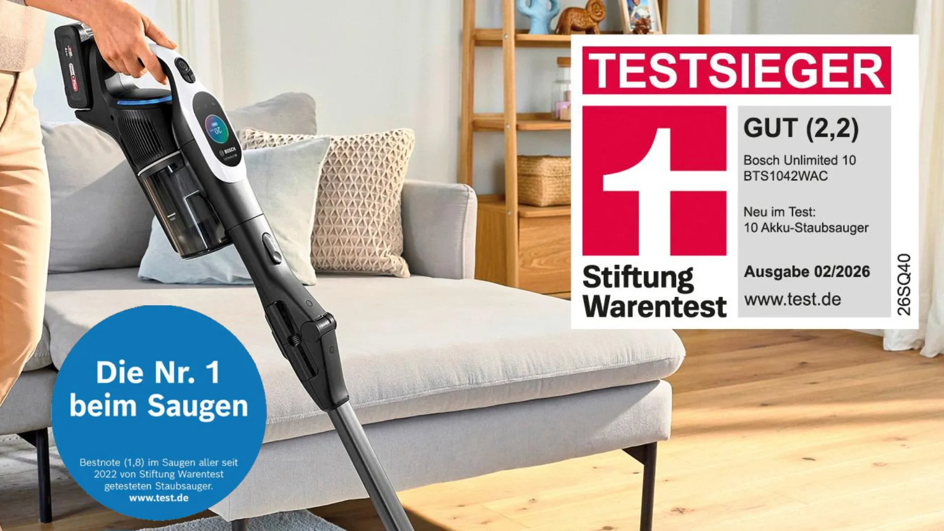 Eine Person reinigt mit dem Bosch Akku-Staubsauger Unlimited 10 BTS1042WAC (Testsieger der Stiftung Warentest) einen Teppich.