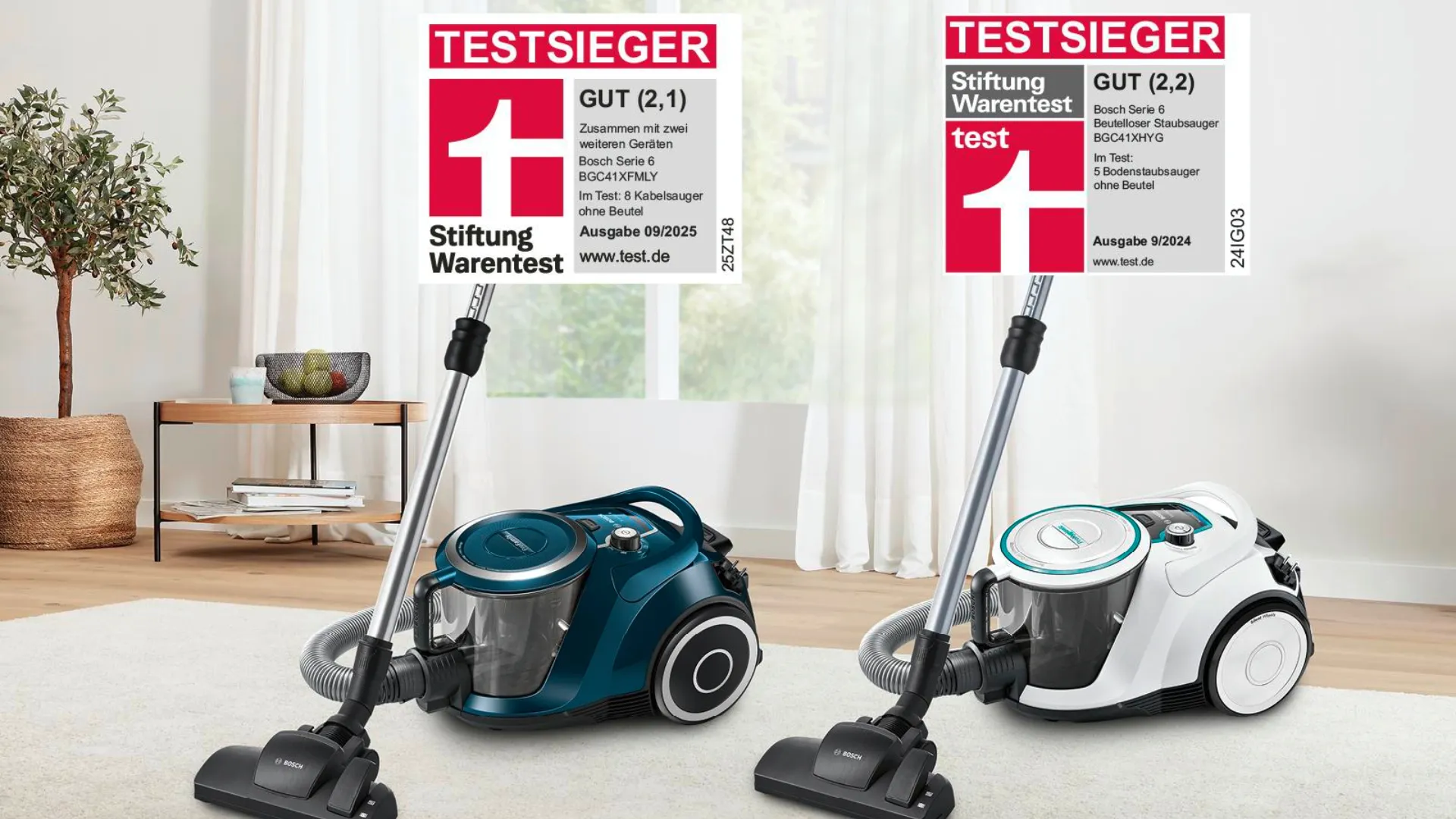 Blauer und weißer Bosch Serie 6 Staubsauger ohne Beutel auf Teppich, beide Stiftung Warentest Testsieger.