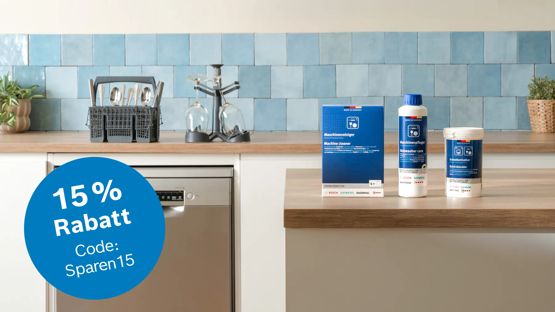 Zubehör und Reinigungsmittel in schöner Küche mit dem Hinweis auf 15 % Rabatt im Bosch Online Shop.