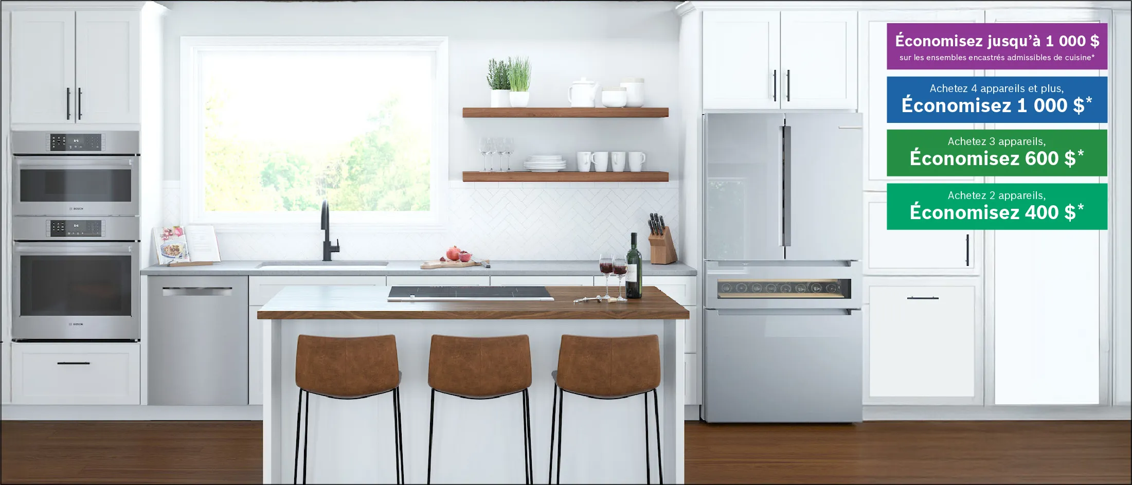 Cuisine blanche moderne avec poutres en bois, îlot avec trois tabourets bruns, électroménagers en acier inoxydable et une bannière promotionnelle offrant un rabais.