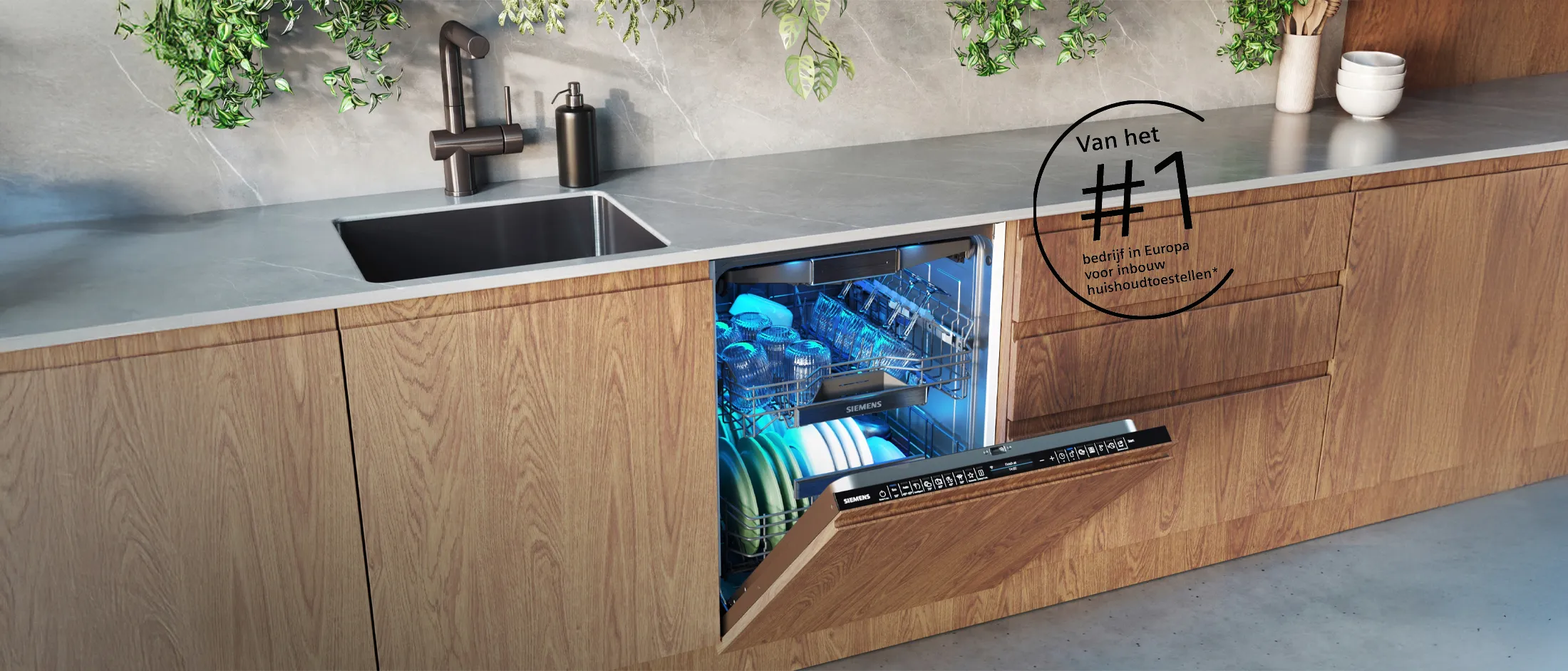 Moderne keuken met een Siemens-vaatwasser met elegant design, waarin schone vaat wordt getoond, tegen een achtergrond van houten kasten.