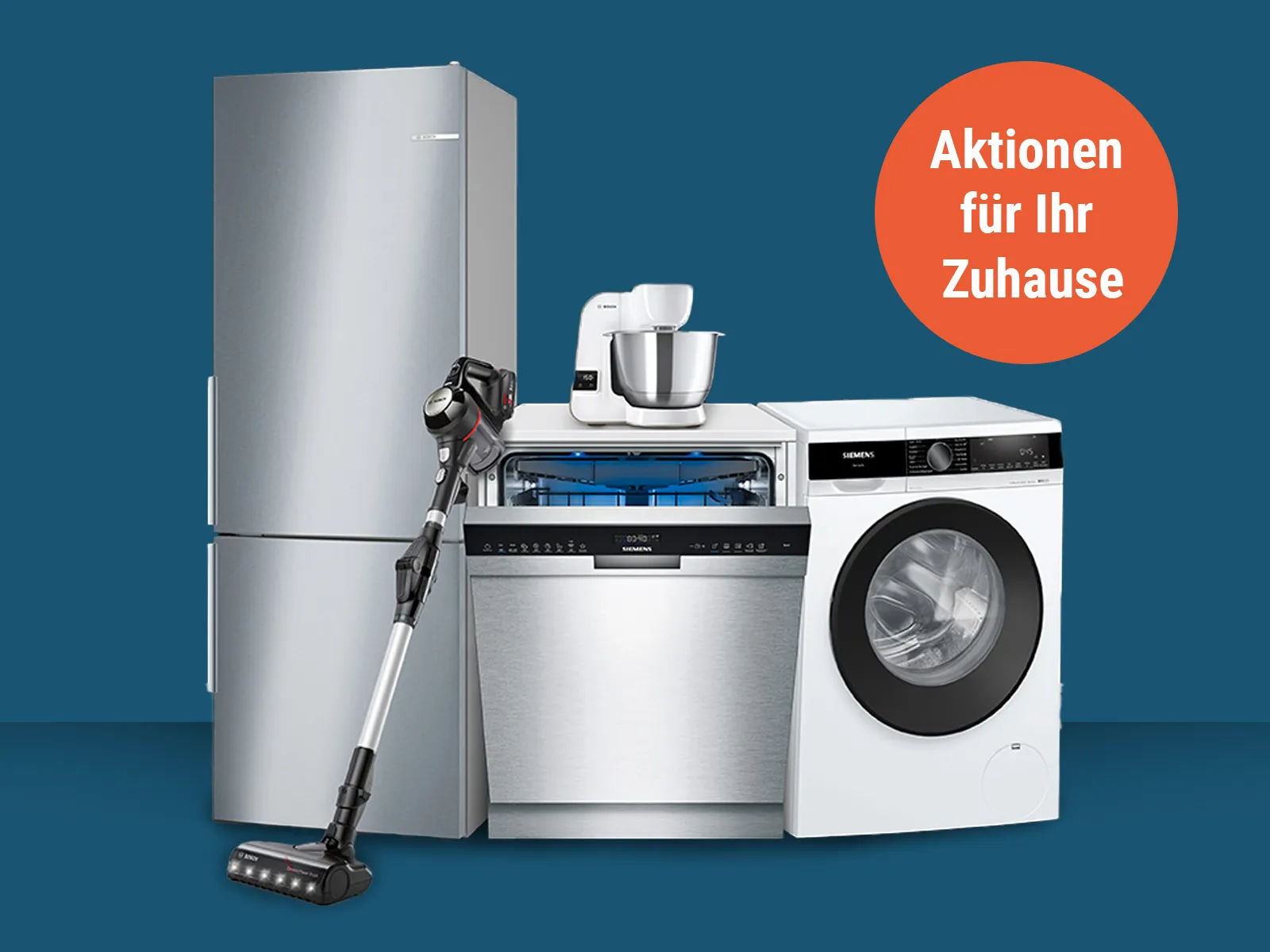 Auswahl moderner Haushaltsgeräte – Kühlschrank, offene Spülmaschine, Waschmaschine, Akkusauger und Küchenmaschine – mit orangefarbener Bubble „Aktionen für Ihr Zuhause“.